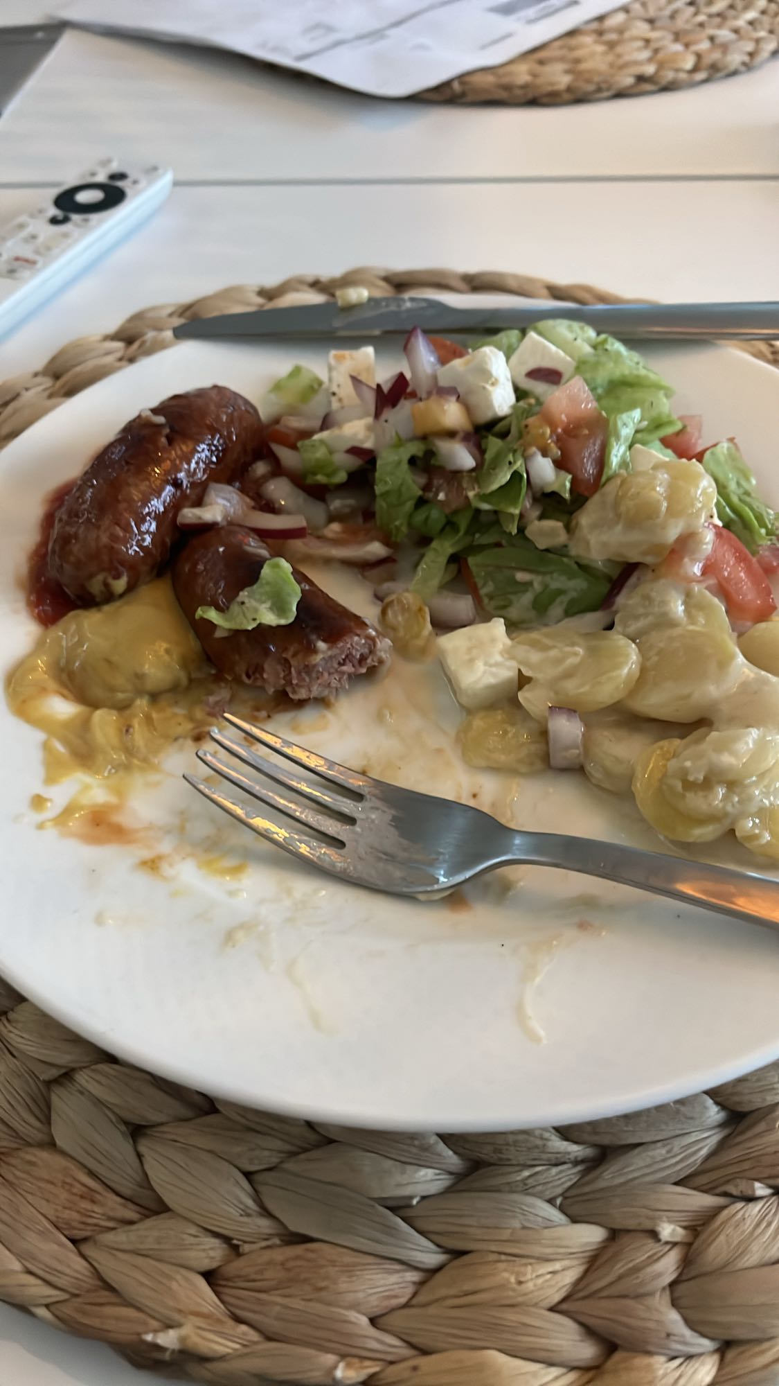 Korv med sallad och potatissallad