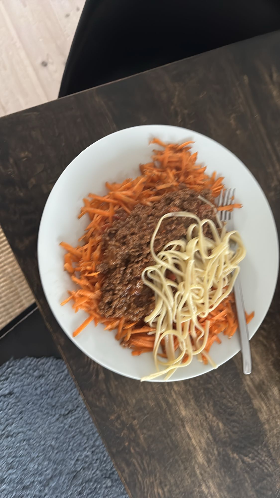 Pasta med köttfärssås och morot