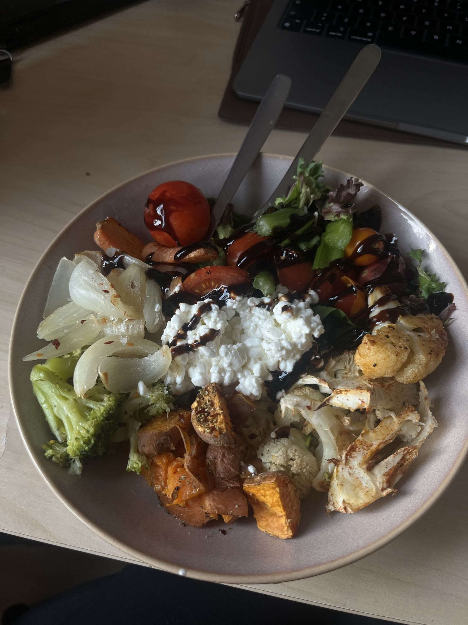 Grönsaks- och kesoskål