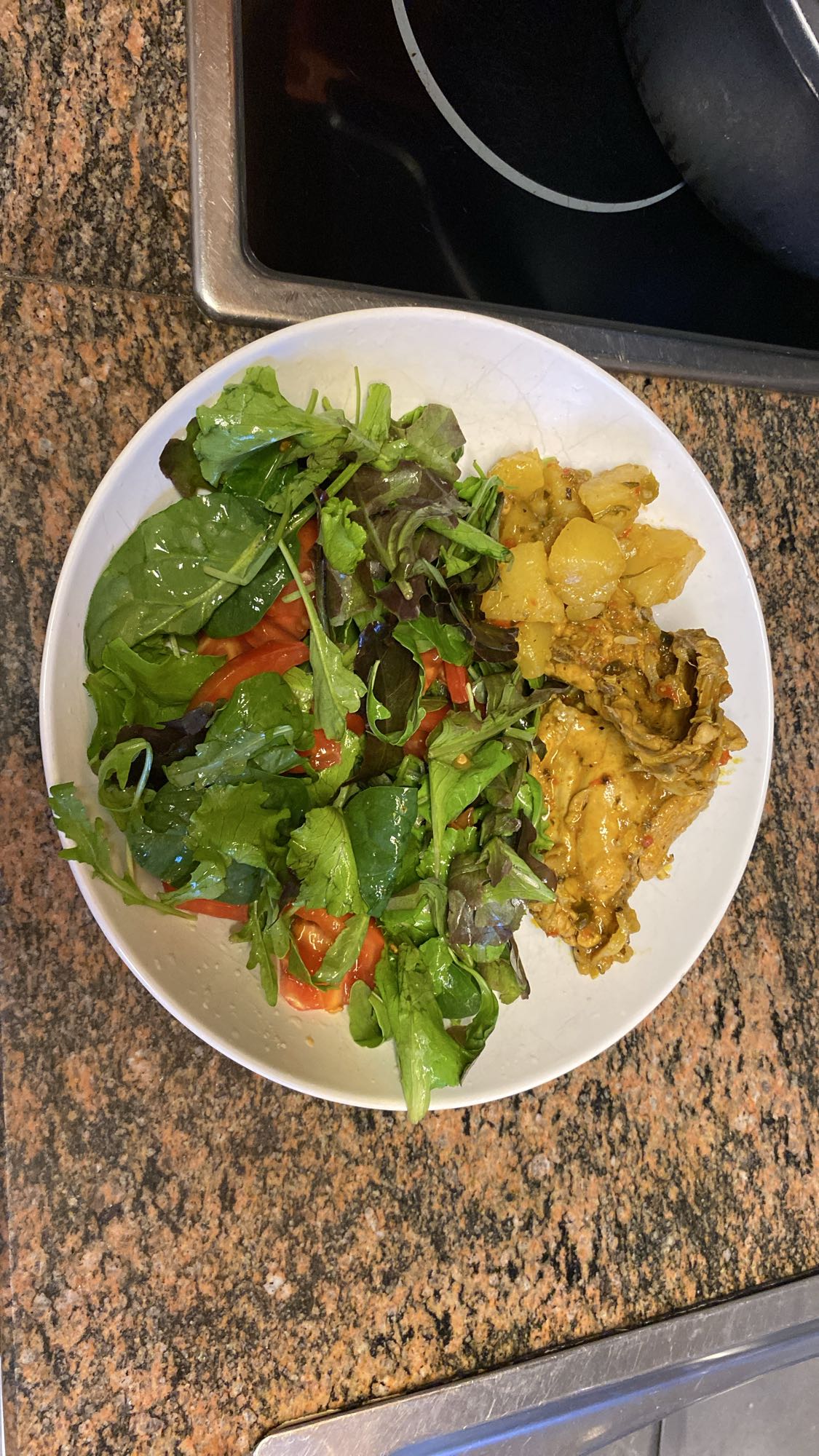 Pollo guisado con ensalada