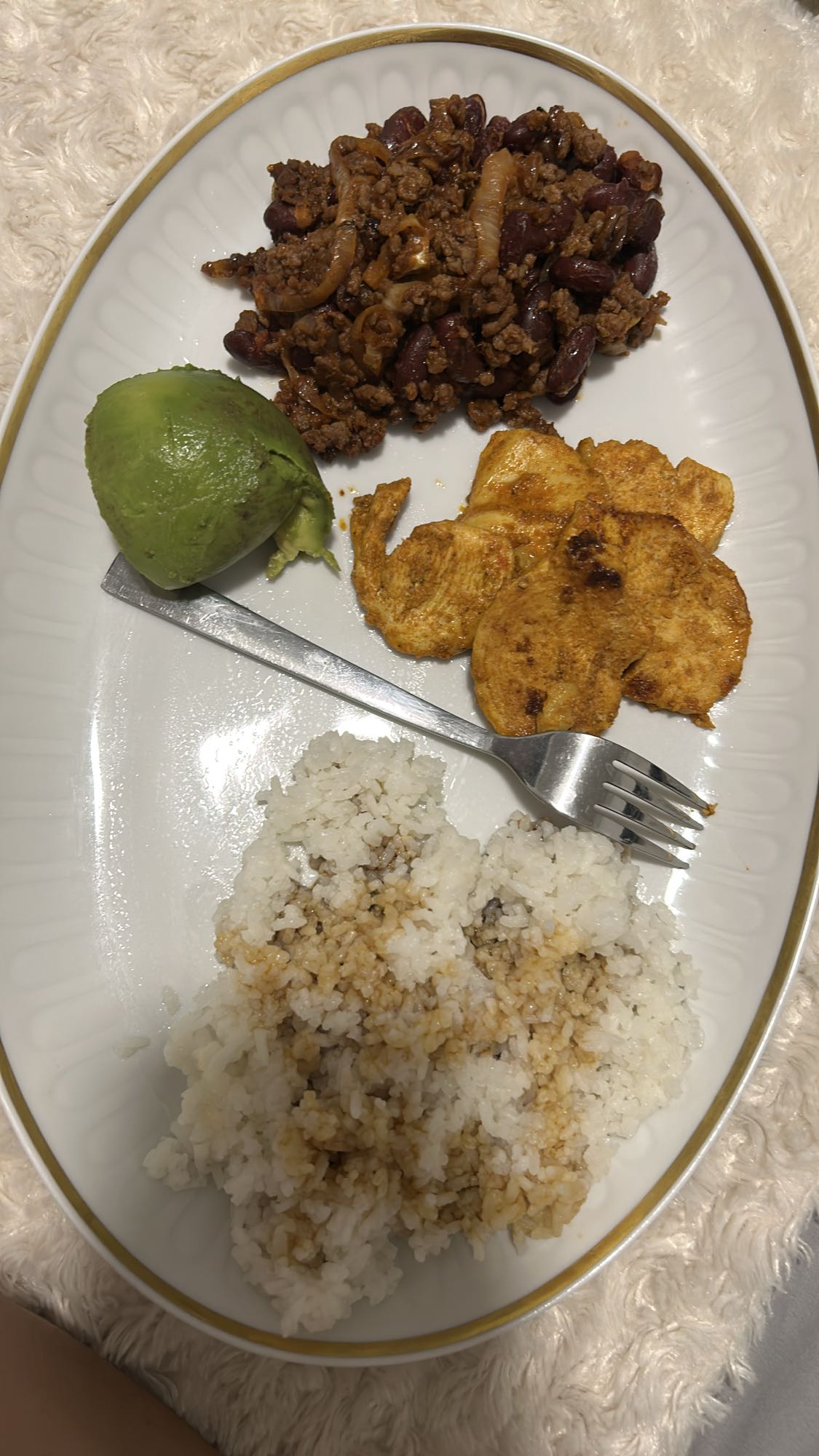 Assiette riz, viande et avocat