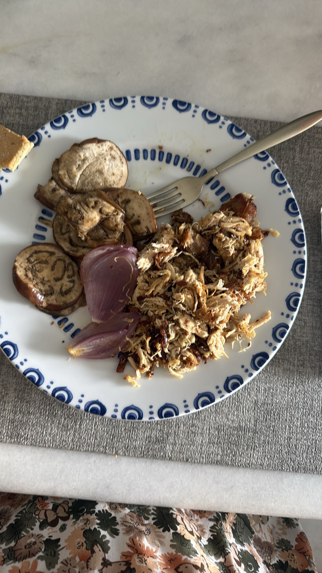 Pollo con berenjena y cebolla