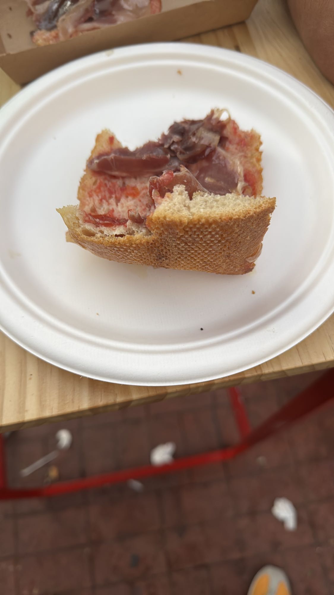 Pan con jamón y tomate