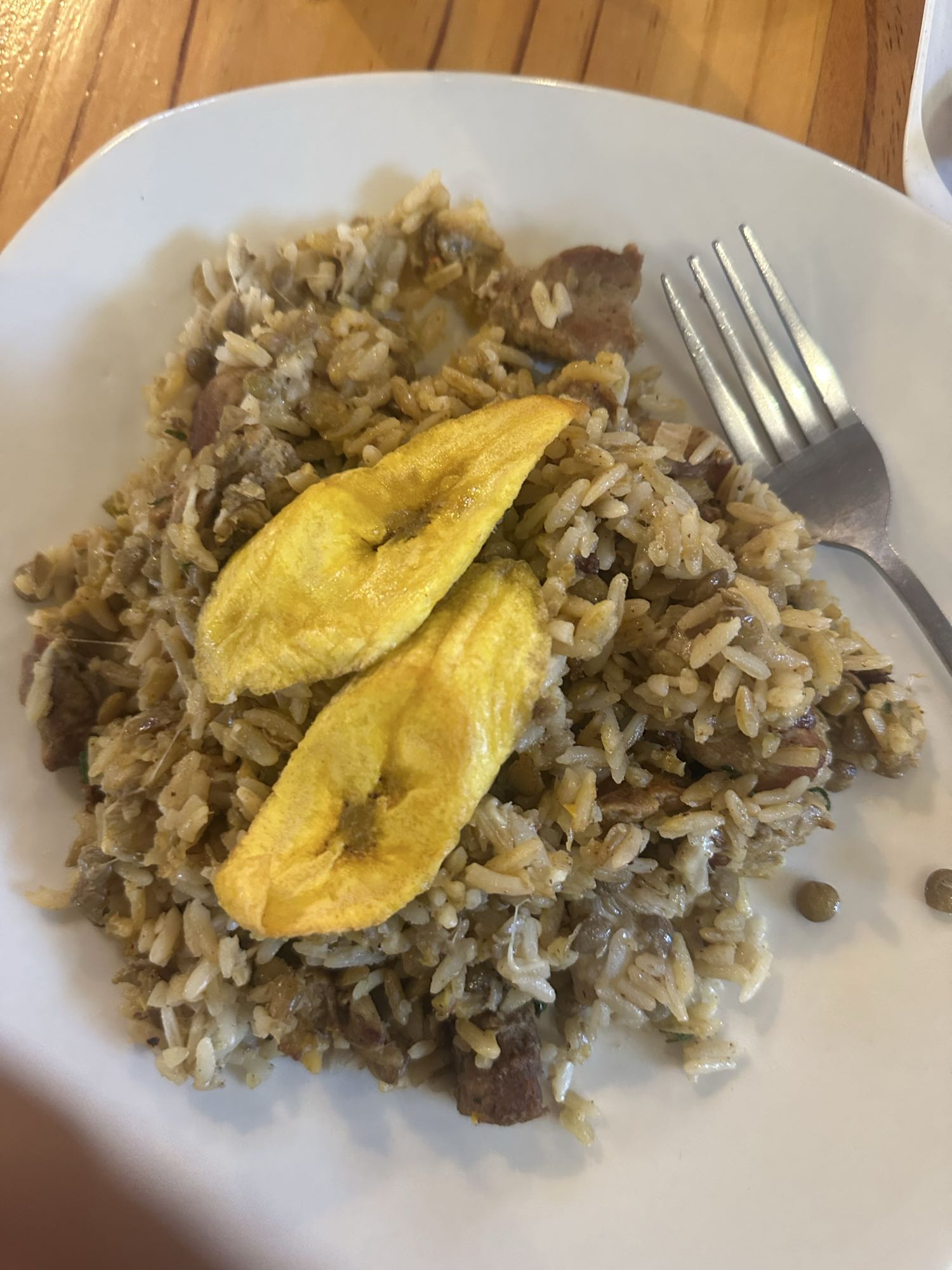 Arroz con carne y plátano