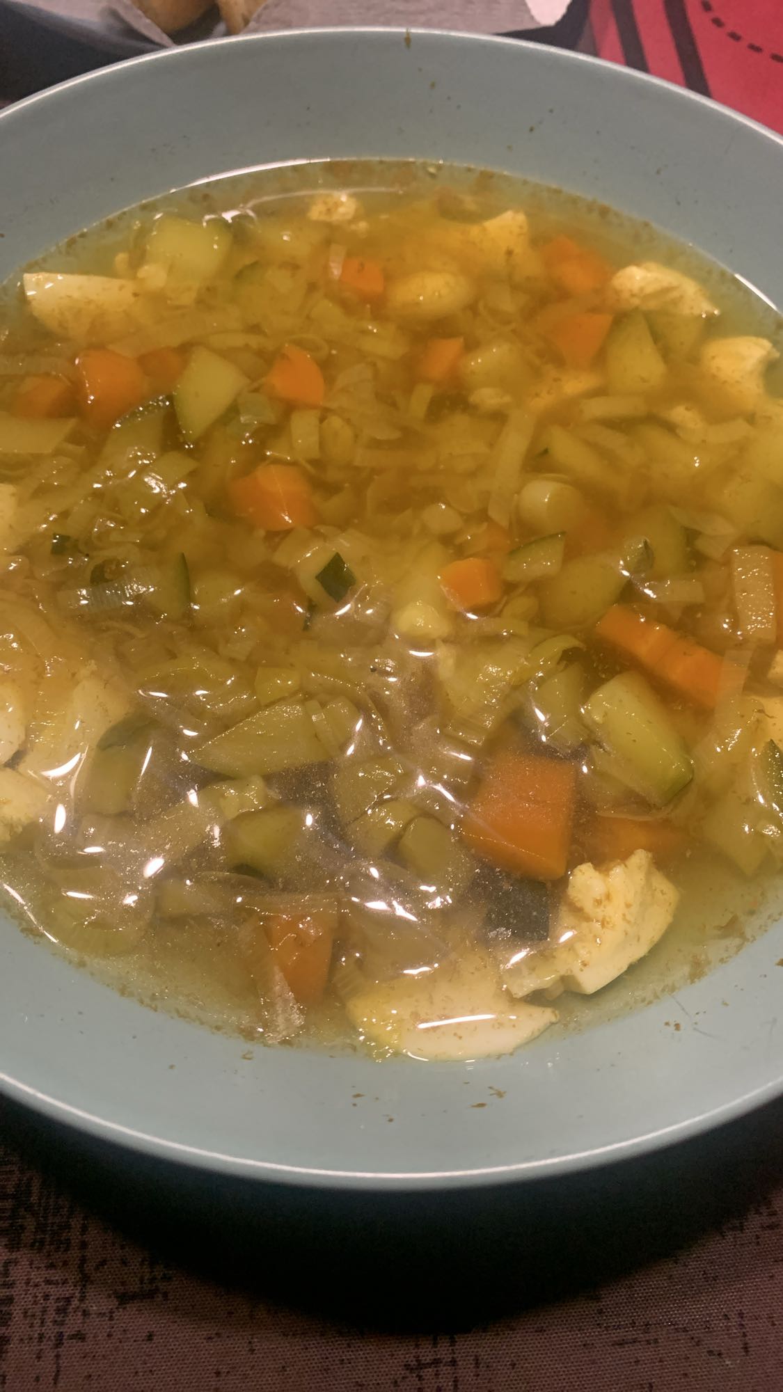 Sopa de verduras con pollo
