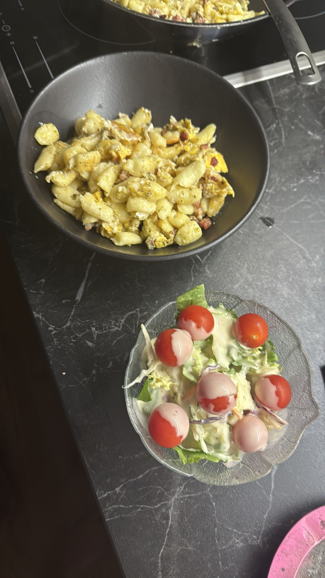 Pasta mit Salat