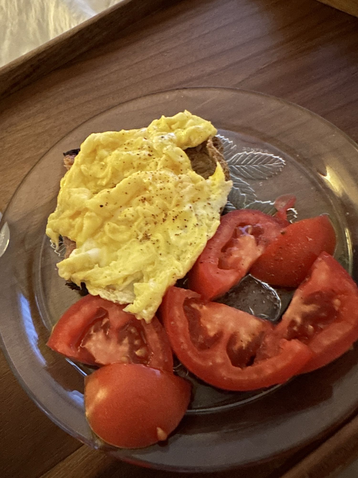 Huevos con pan y tomate