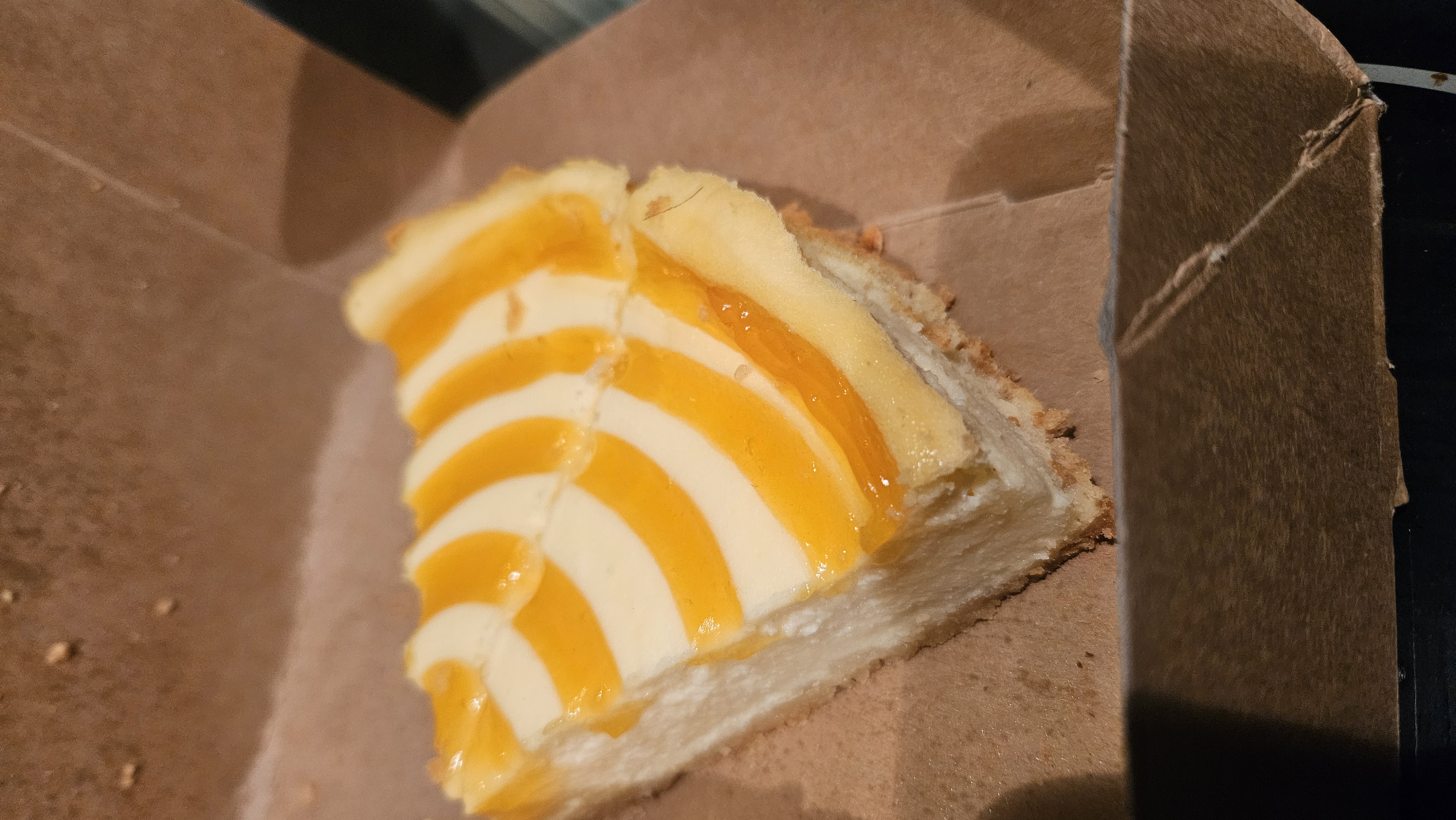Mango-Käsekuchenstück