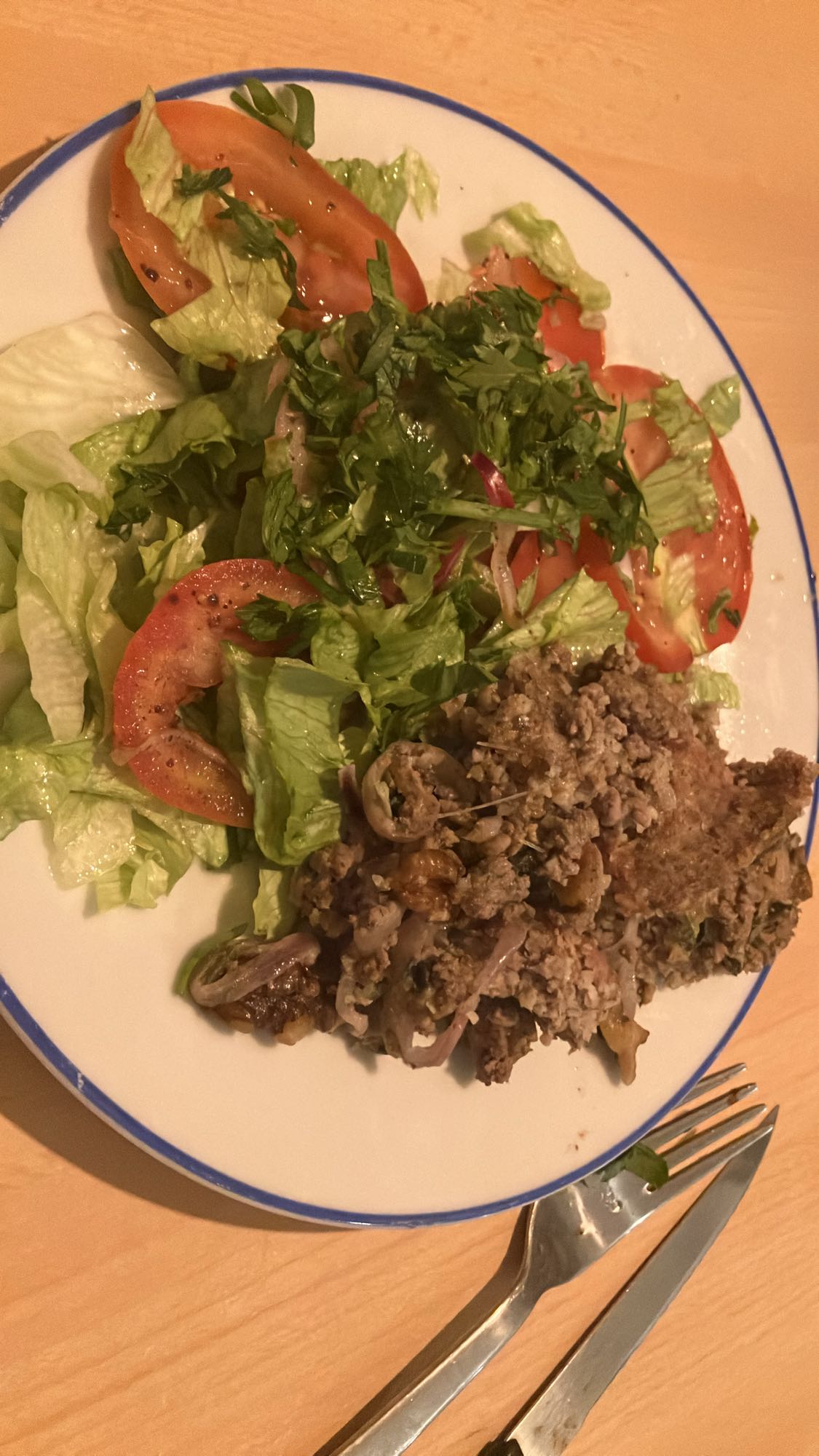 Salada com quibe recheado