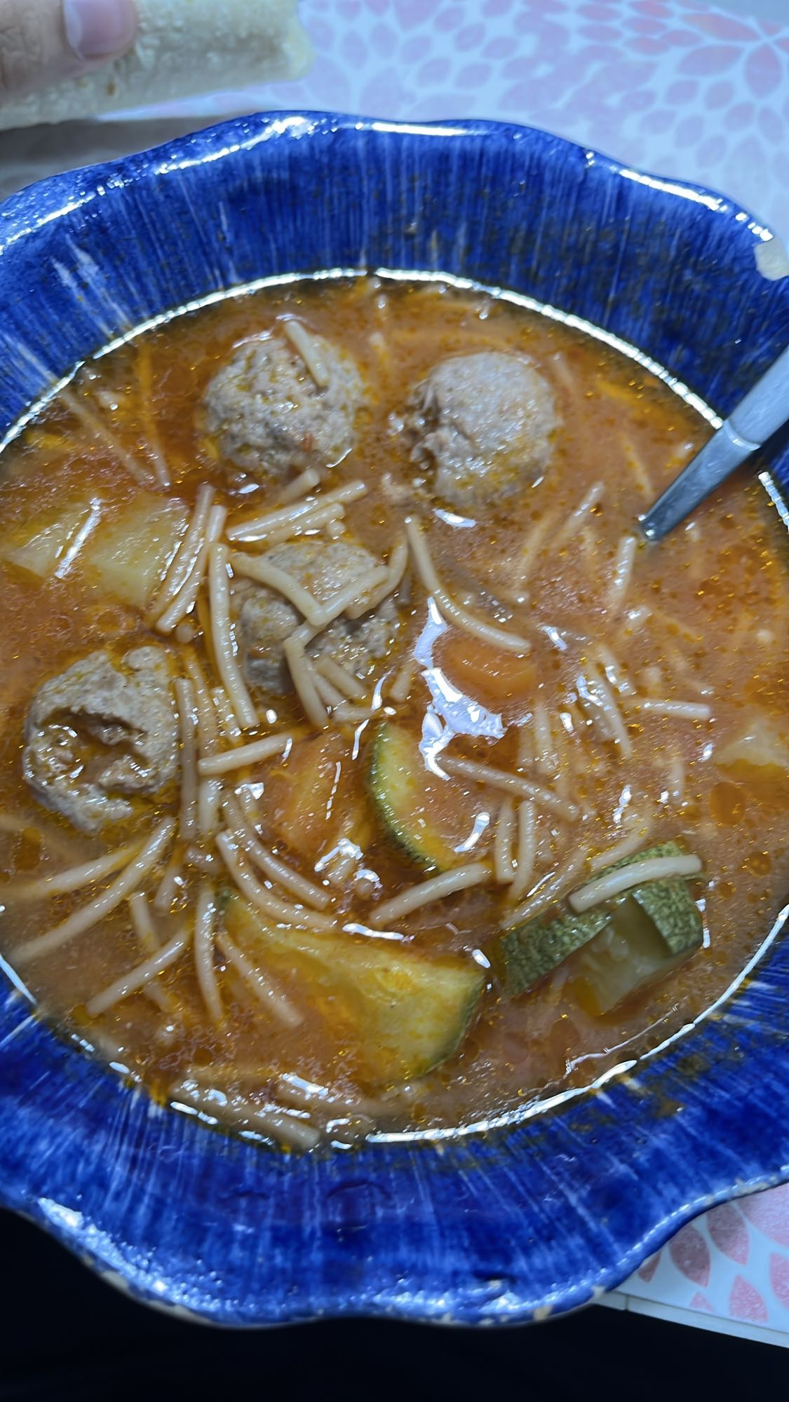 Sopa con albóndigas
