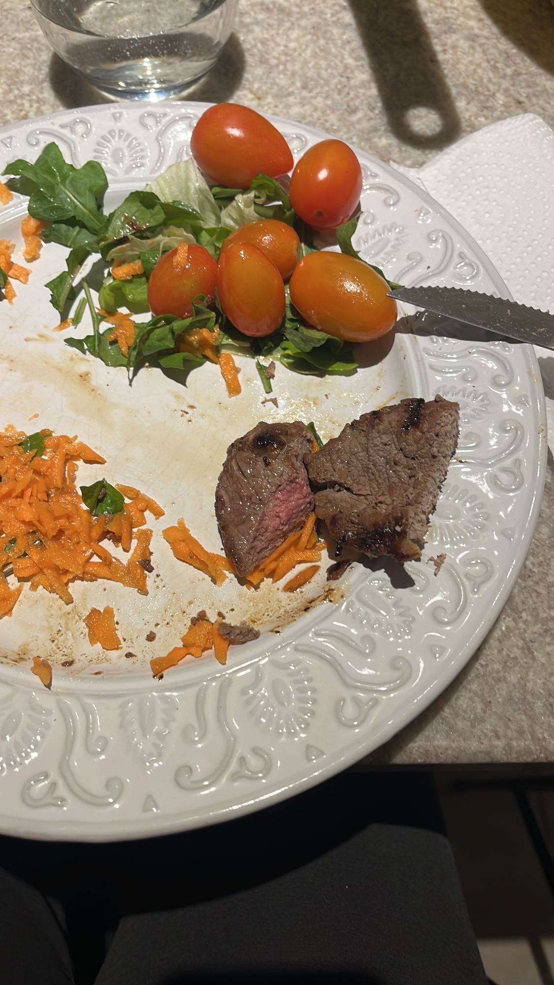 ensalada y carne asada