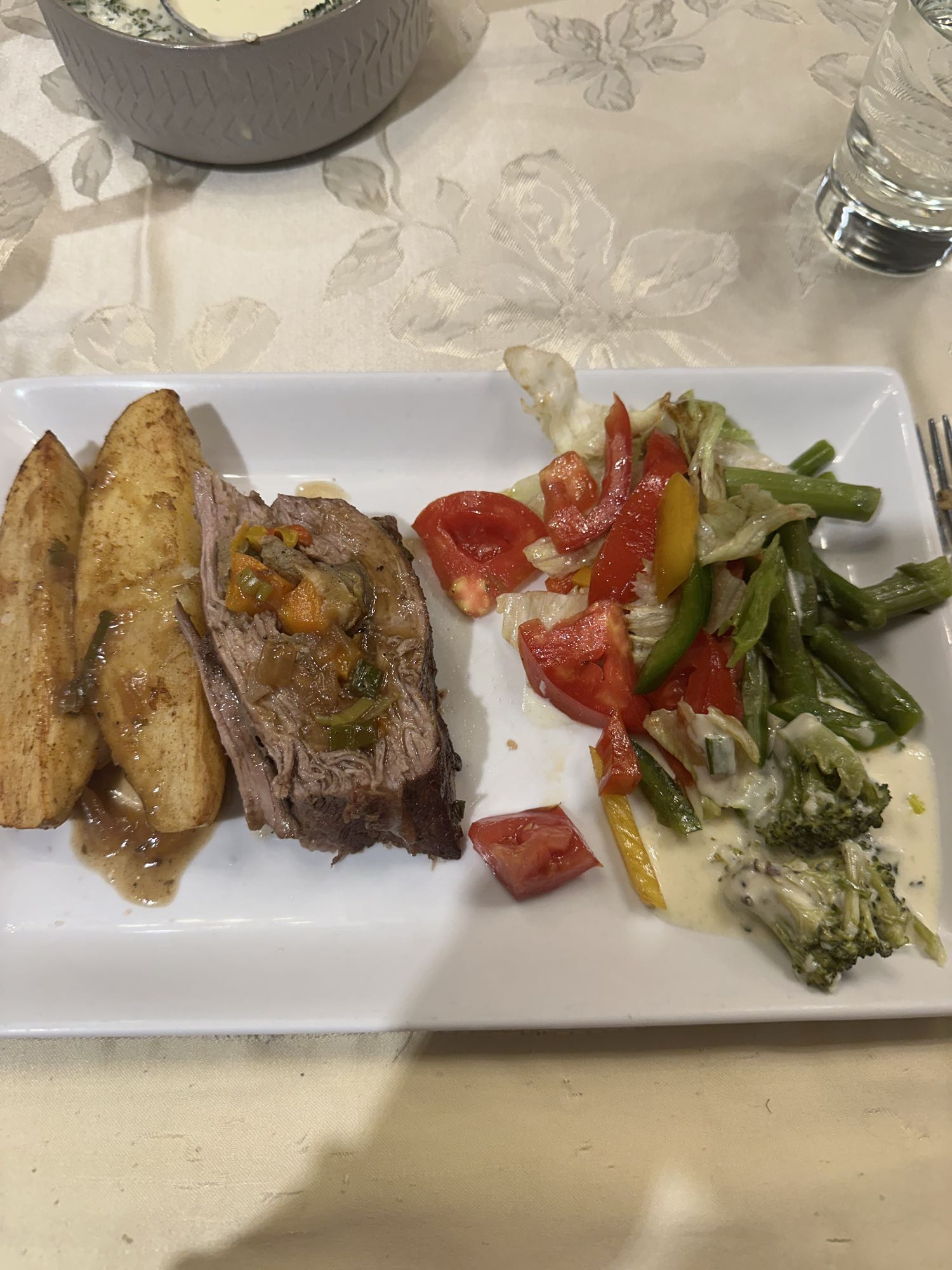 Carne con vegetales y papas