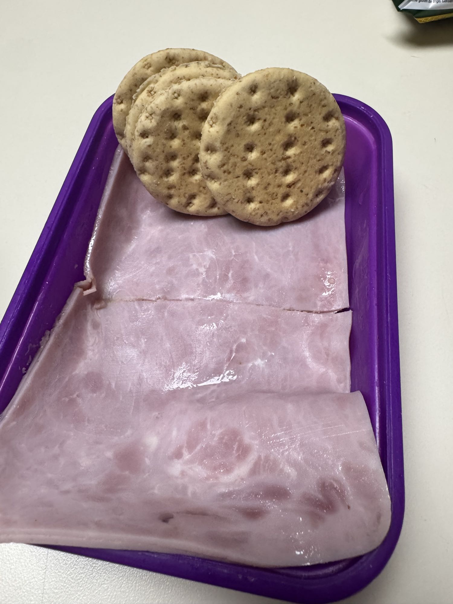 jamón y galletas saladas