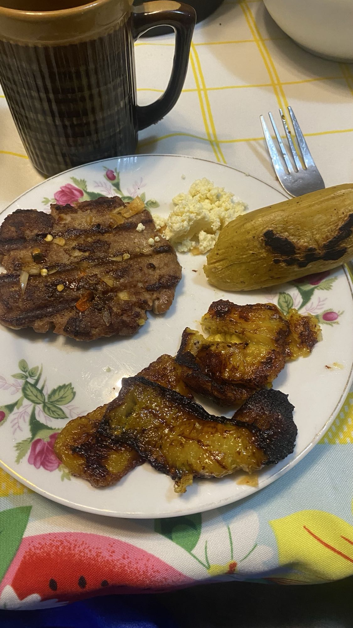 Desayuno con carne y plátano