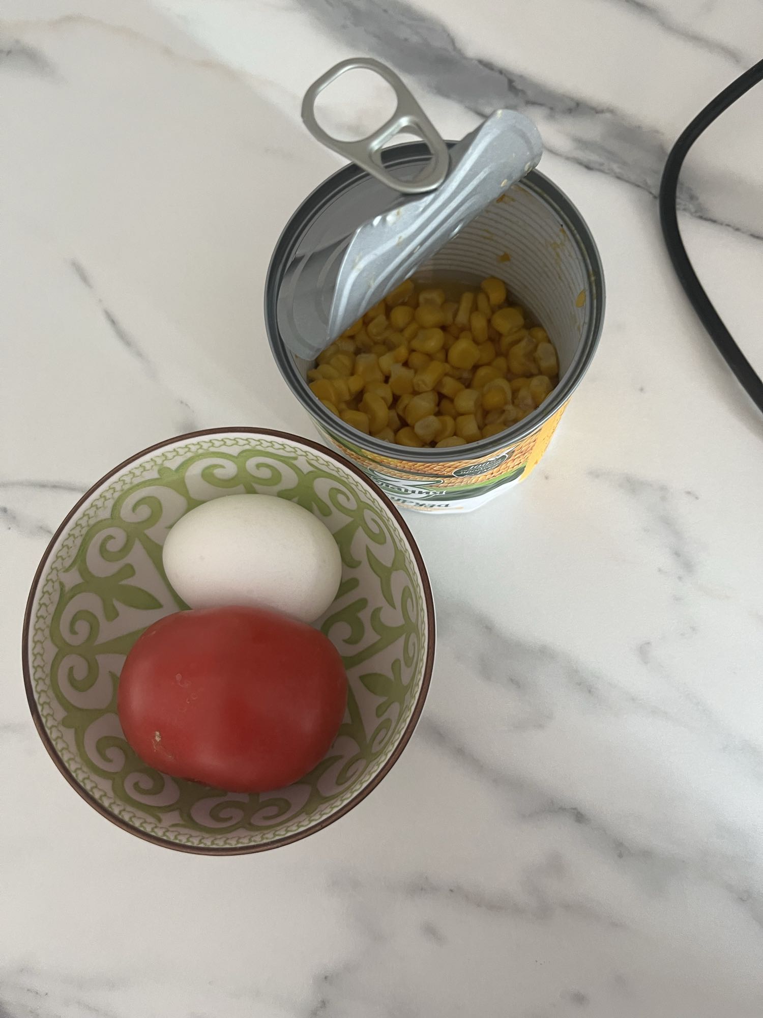 салат с яйцом и кукурузой