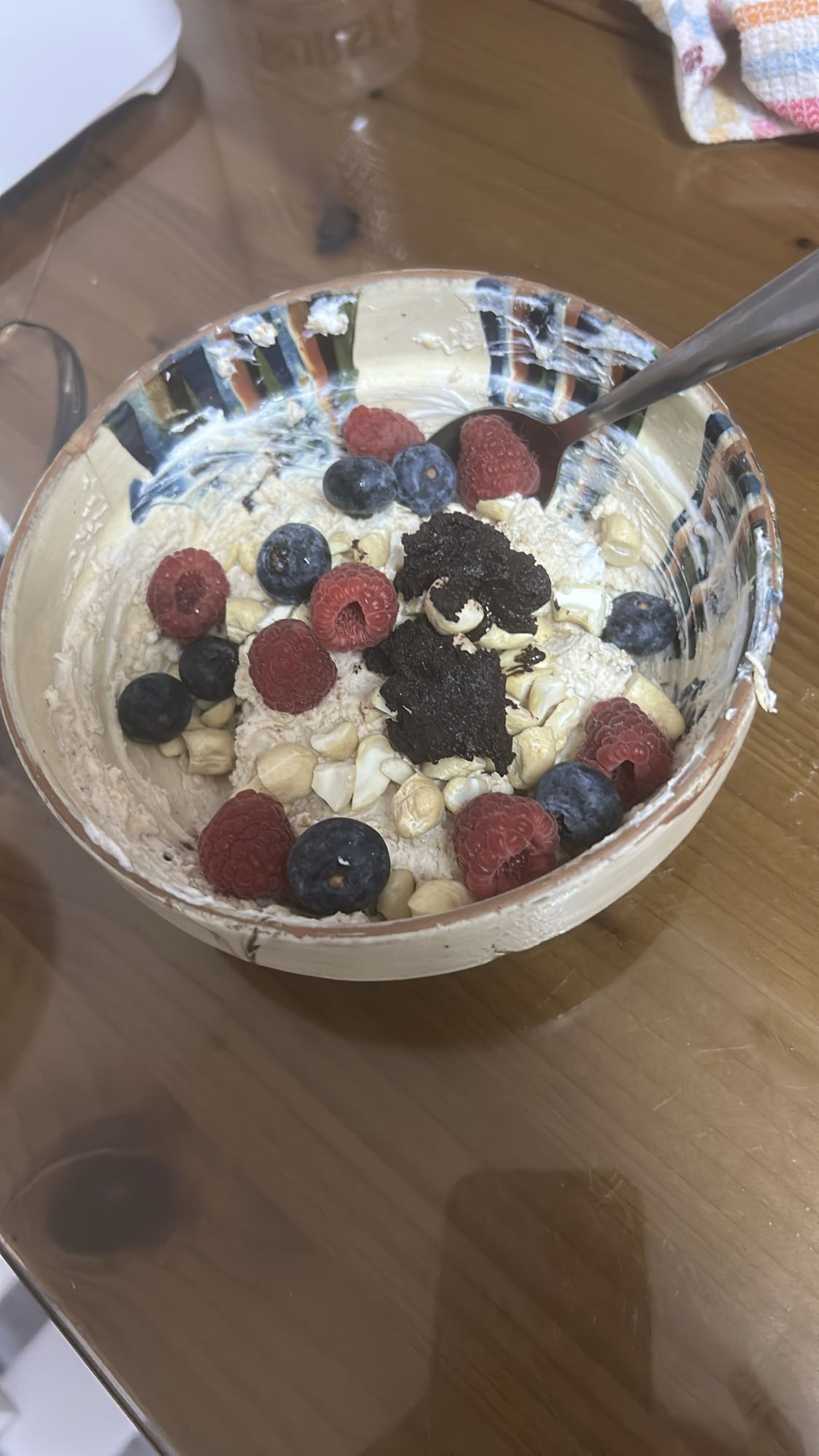 Mic dejun cu iaurt, unt de arahide și fructe