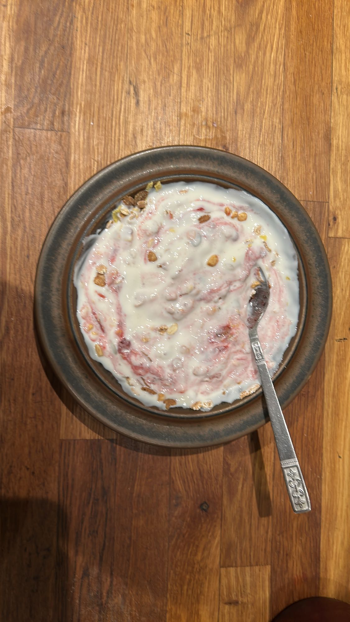 Yoghurt med müsli och bär