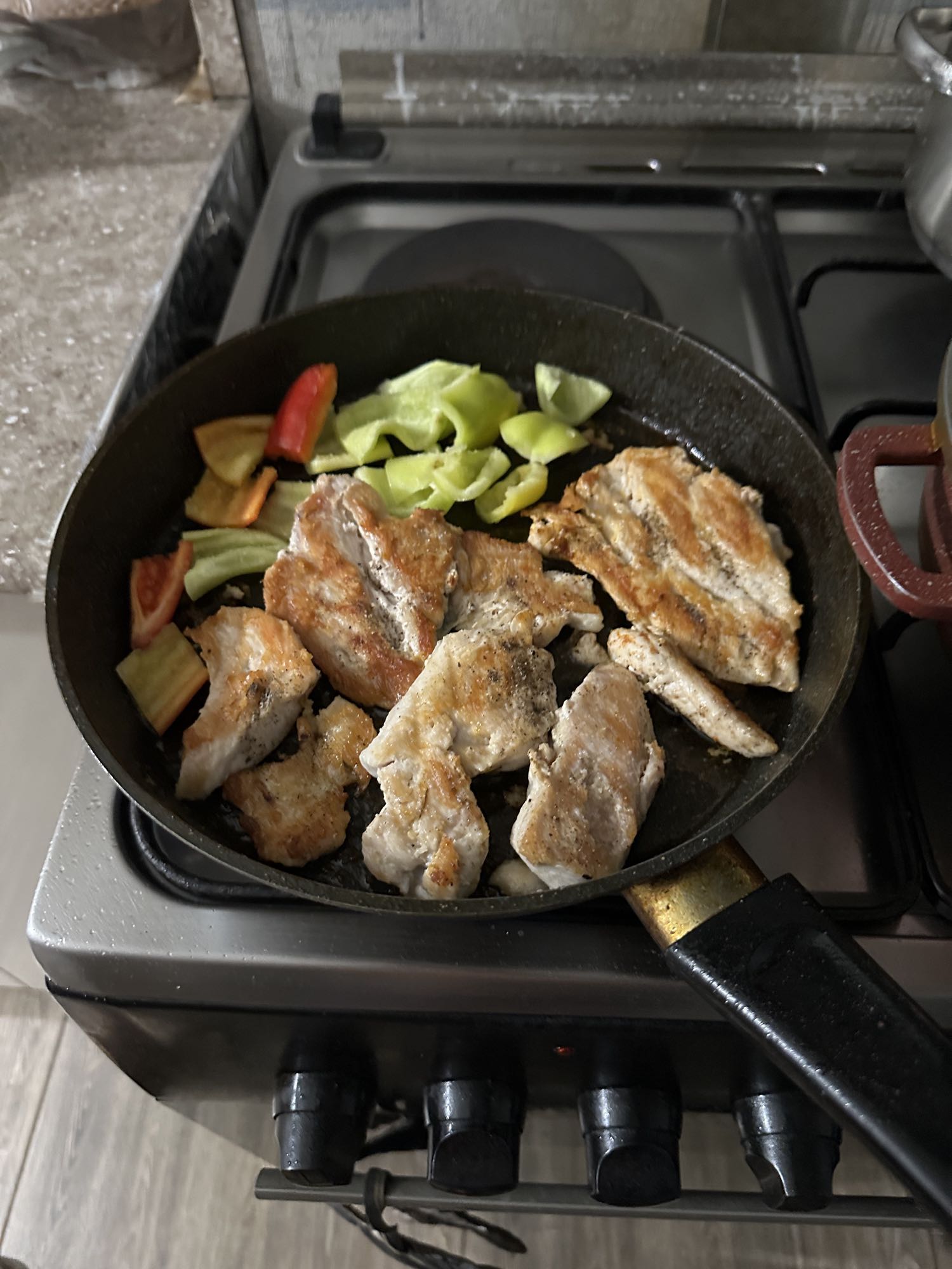 Курица с овощами на сковороде