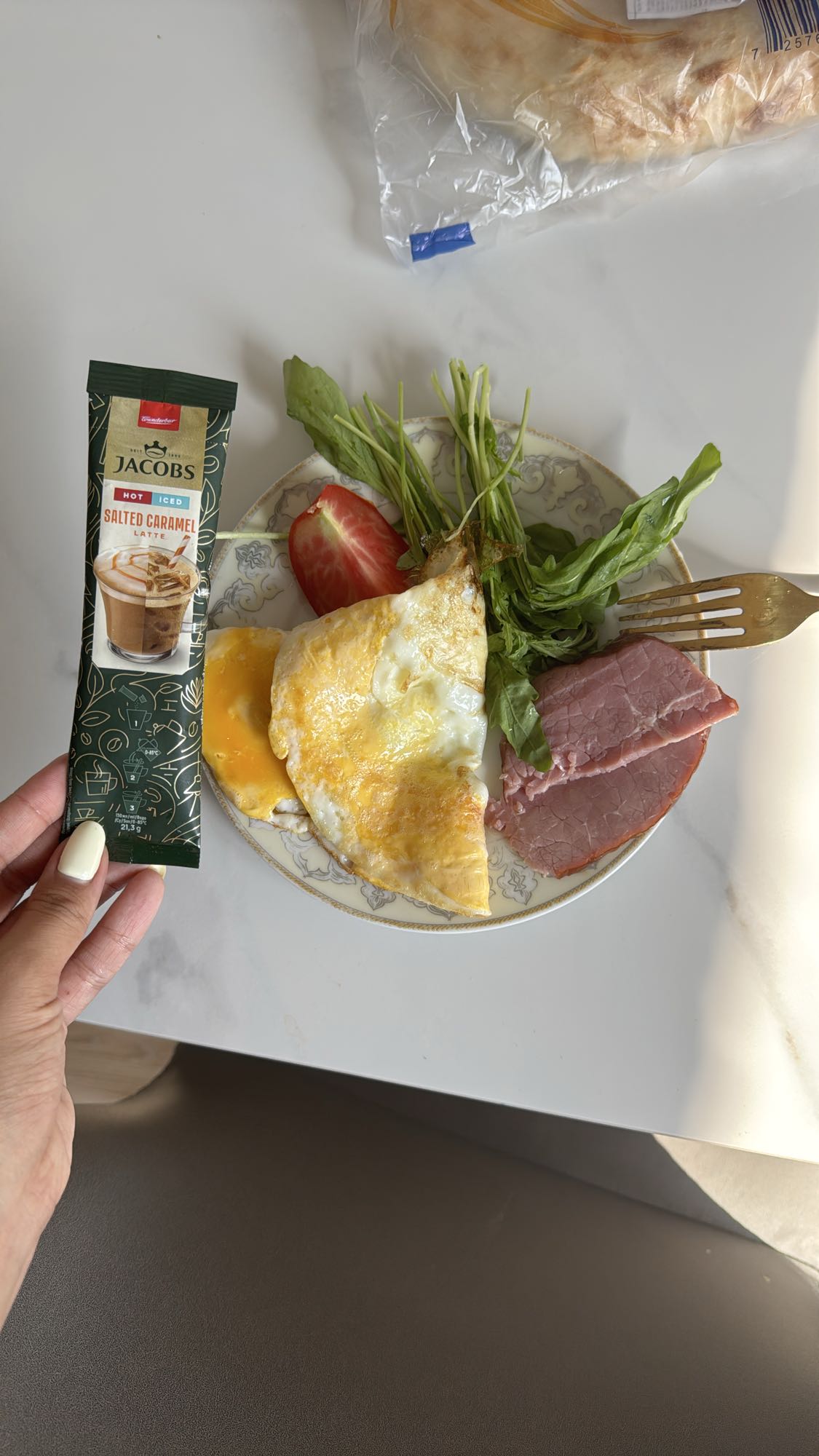 Завтрак с омлетом и ветчиной