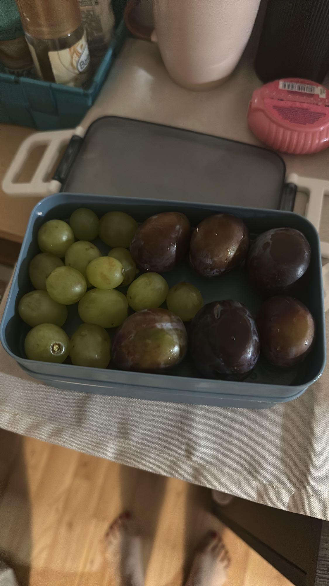 Üzüm ve erik kutusu