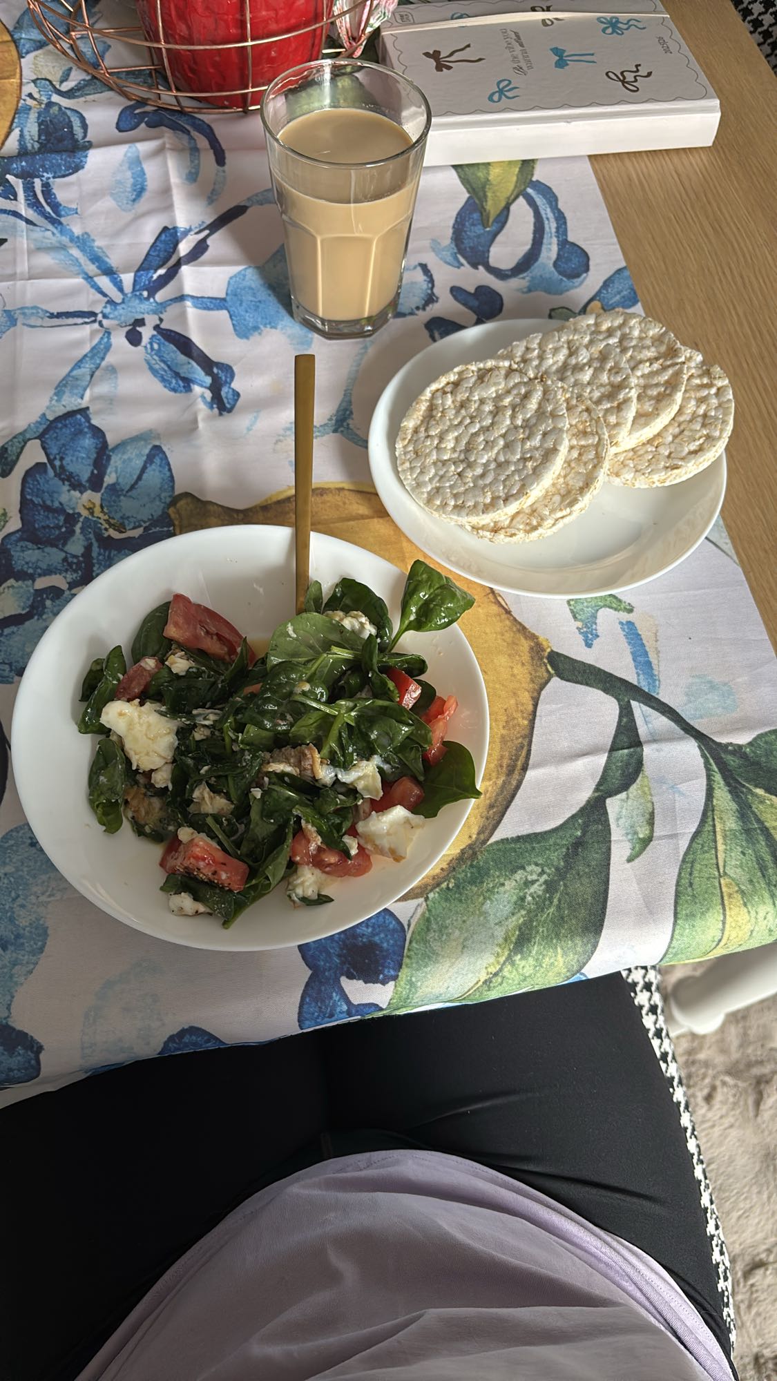 Sałatka z waflami ryżowymi