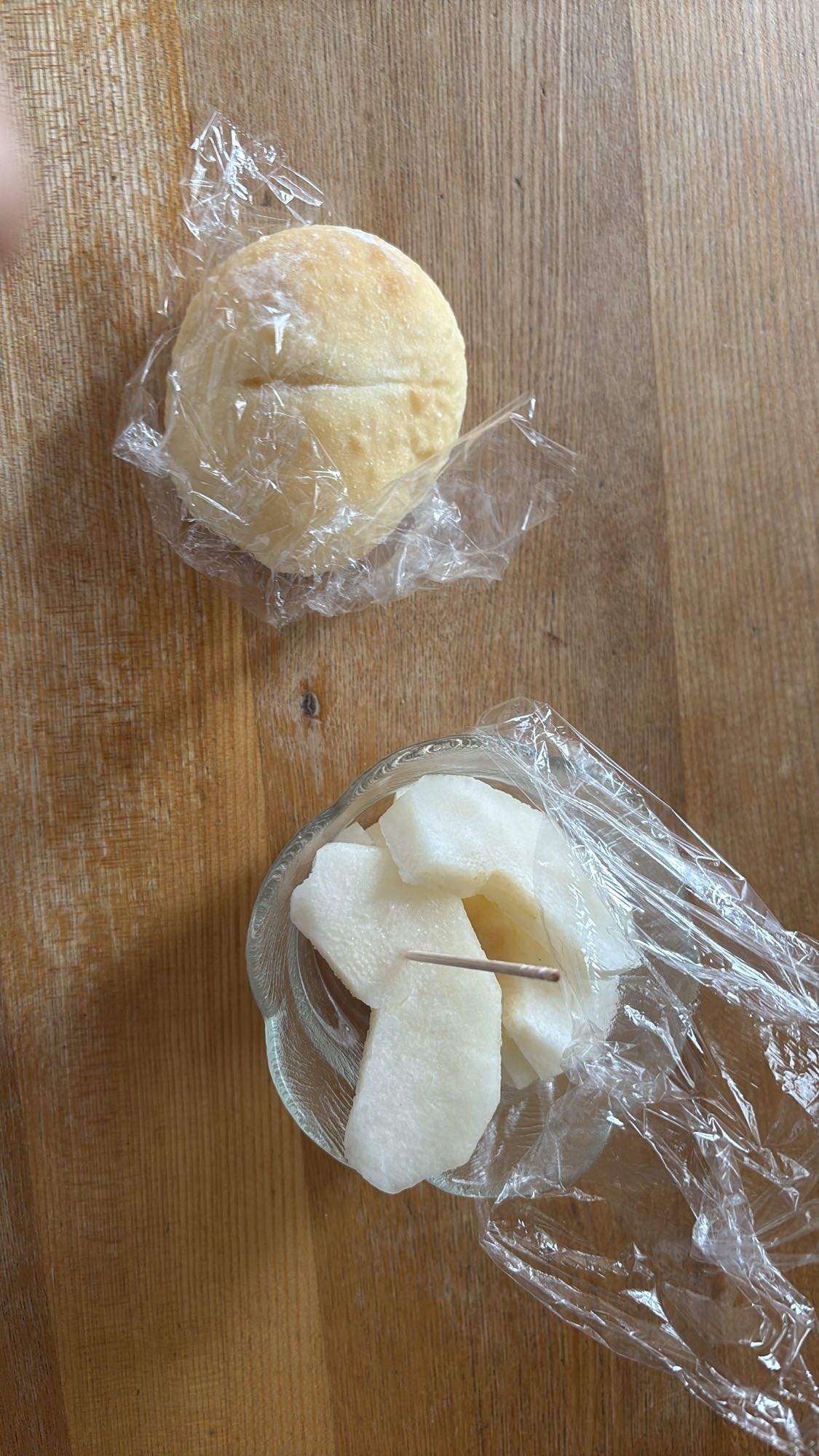 パンと梨の軽食