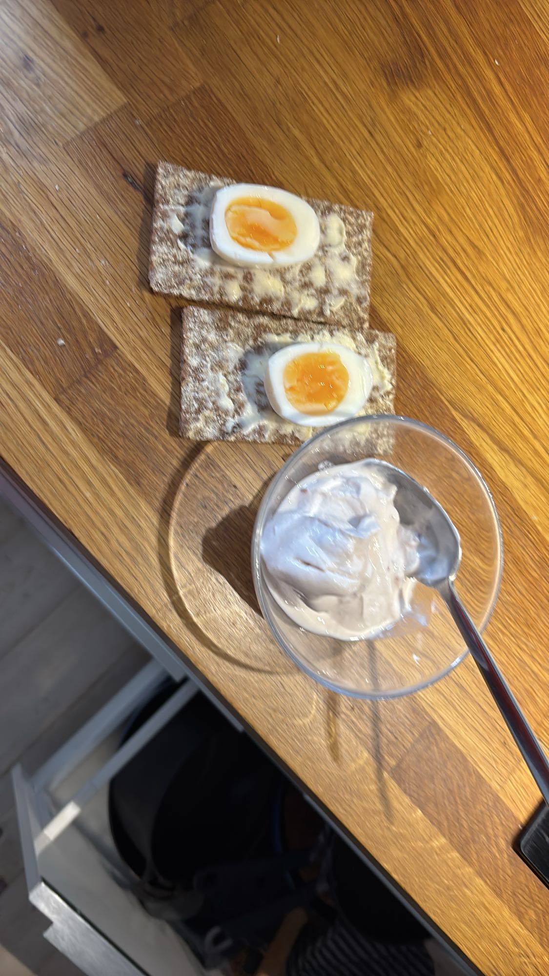 Knäckebröd med ägg & yoghurt