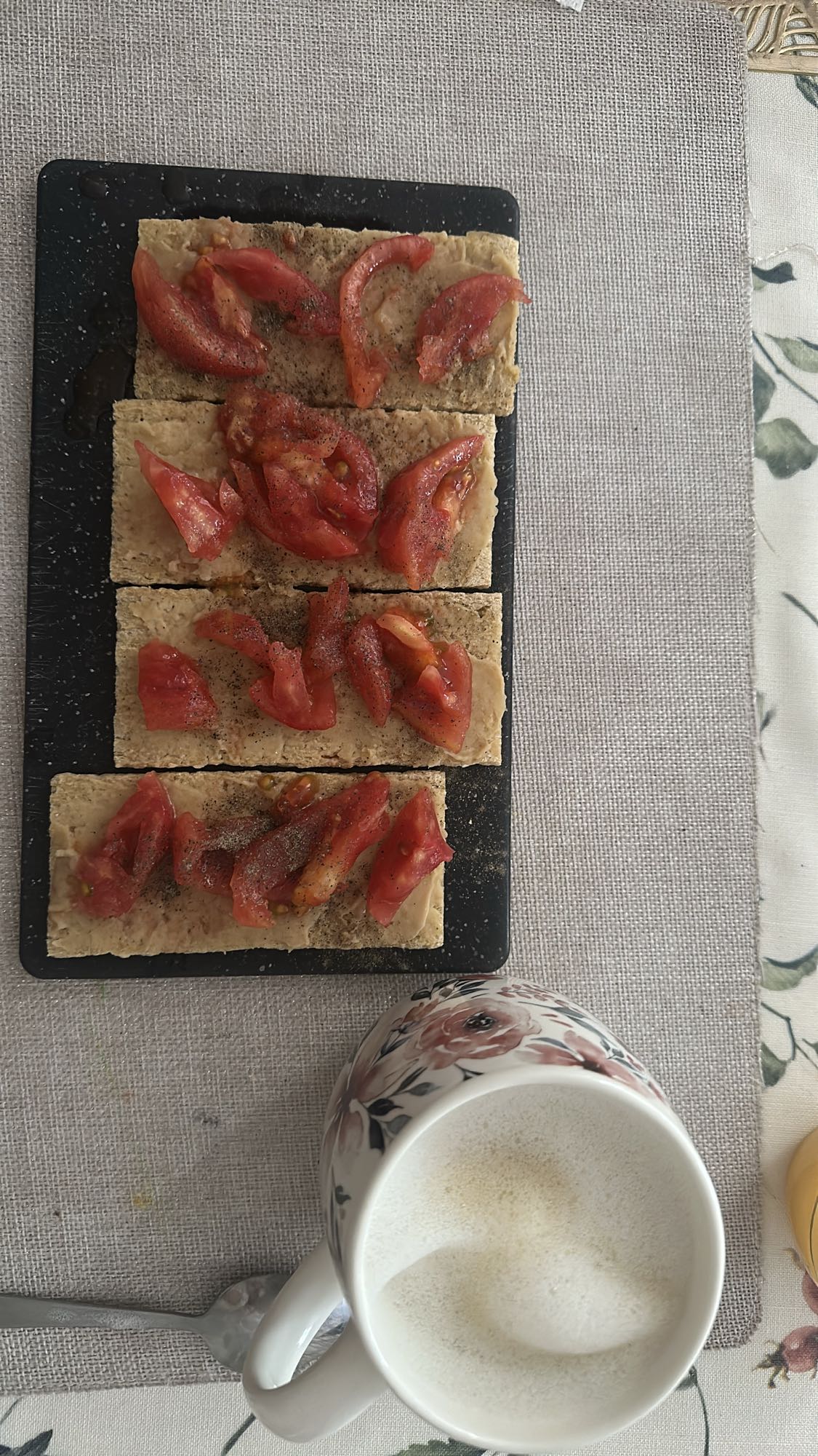 Wafle z pomidorem i kawa