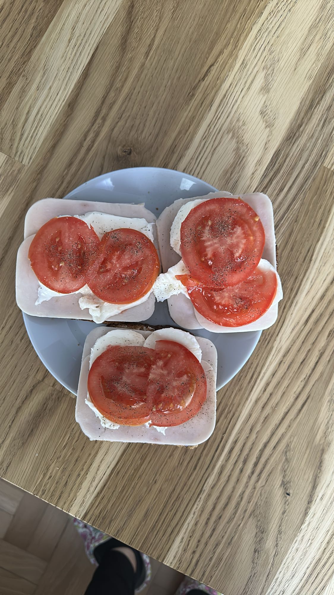 Kanapki z indykiem, pomidorem, mozzarellą i masłem