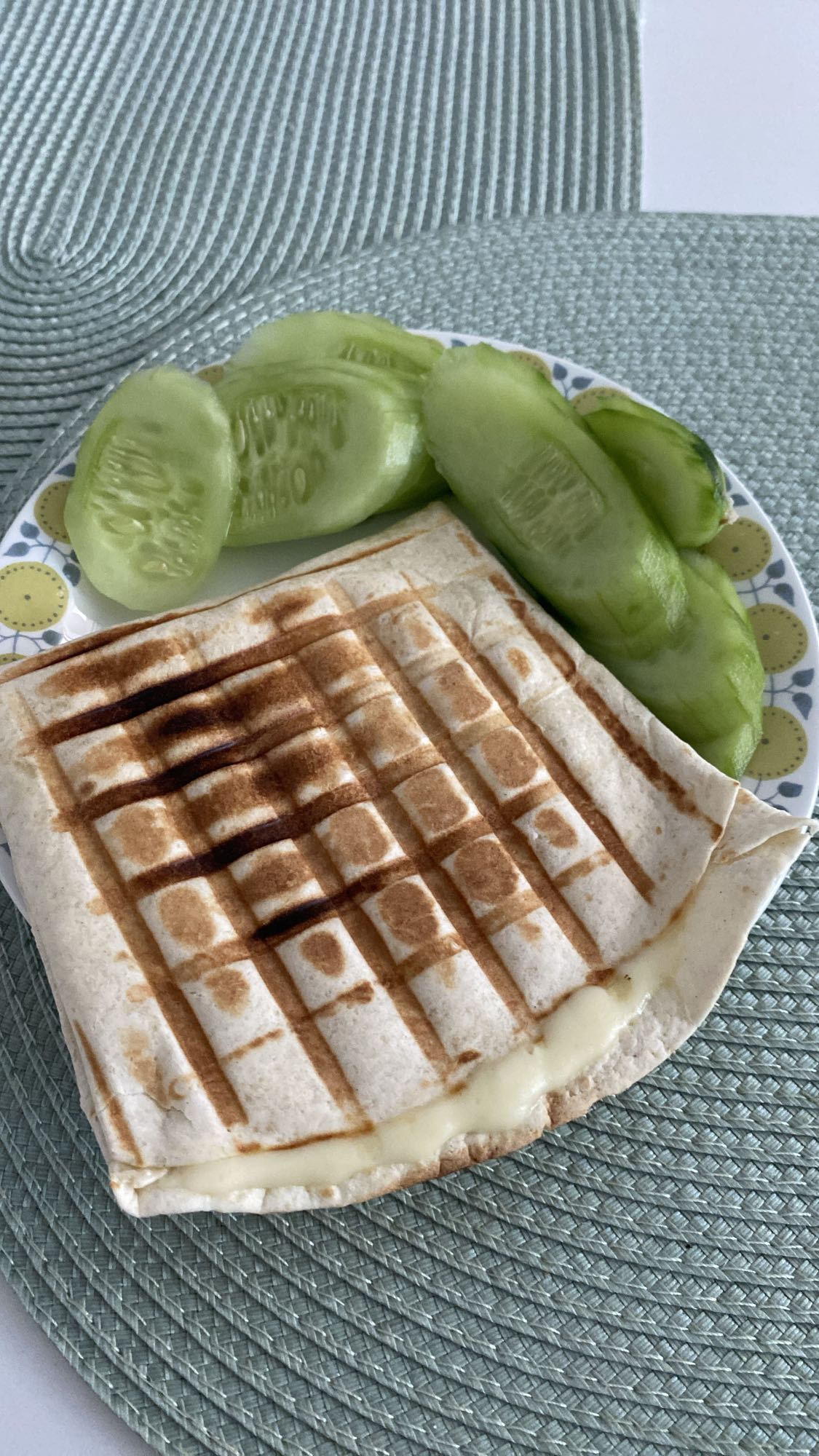 Tost z serem i ogórkiem