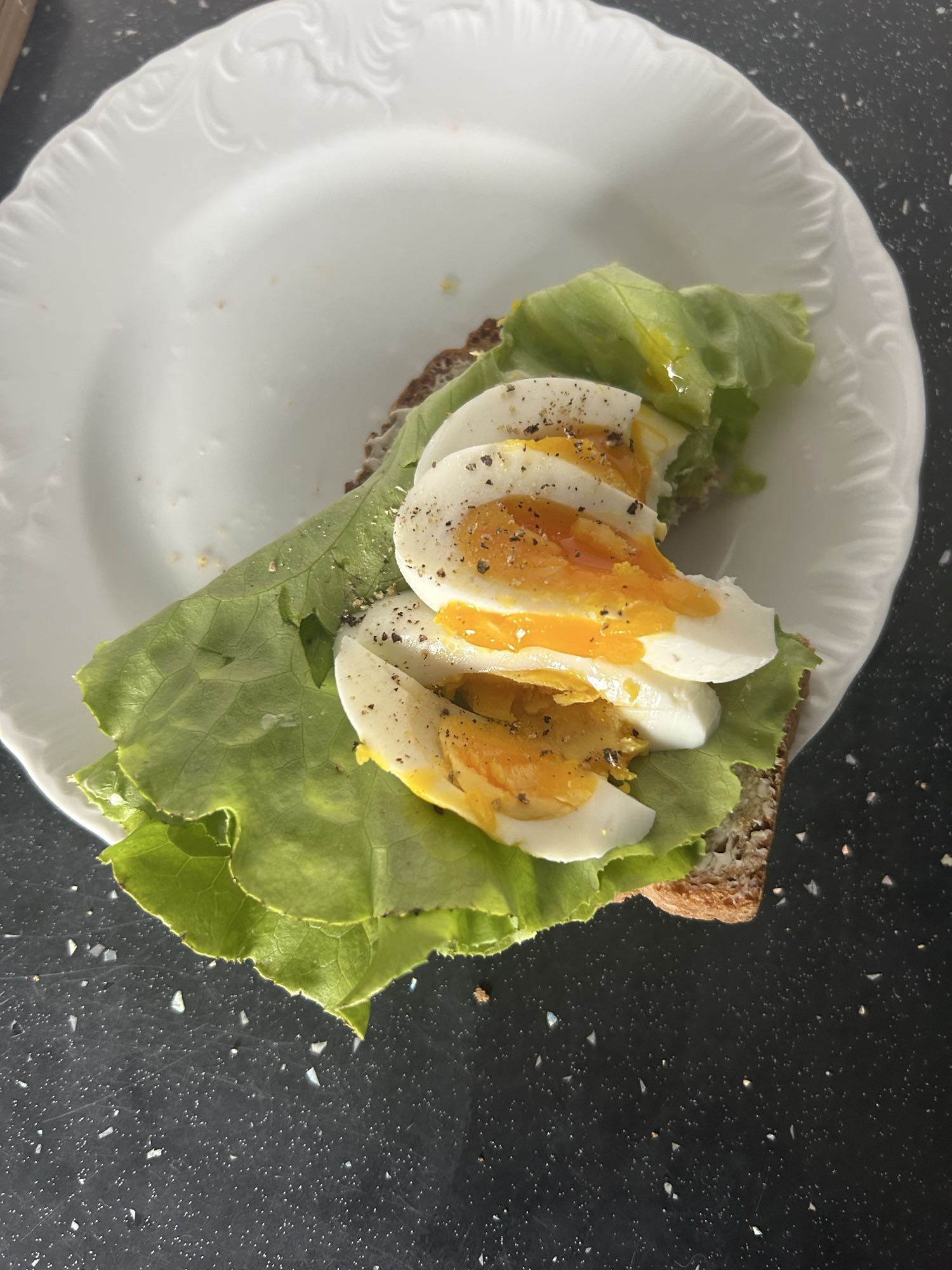 Kanapka z jajkiem i sałatą