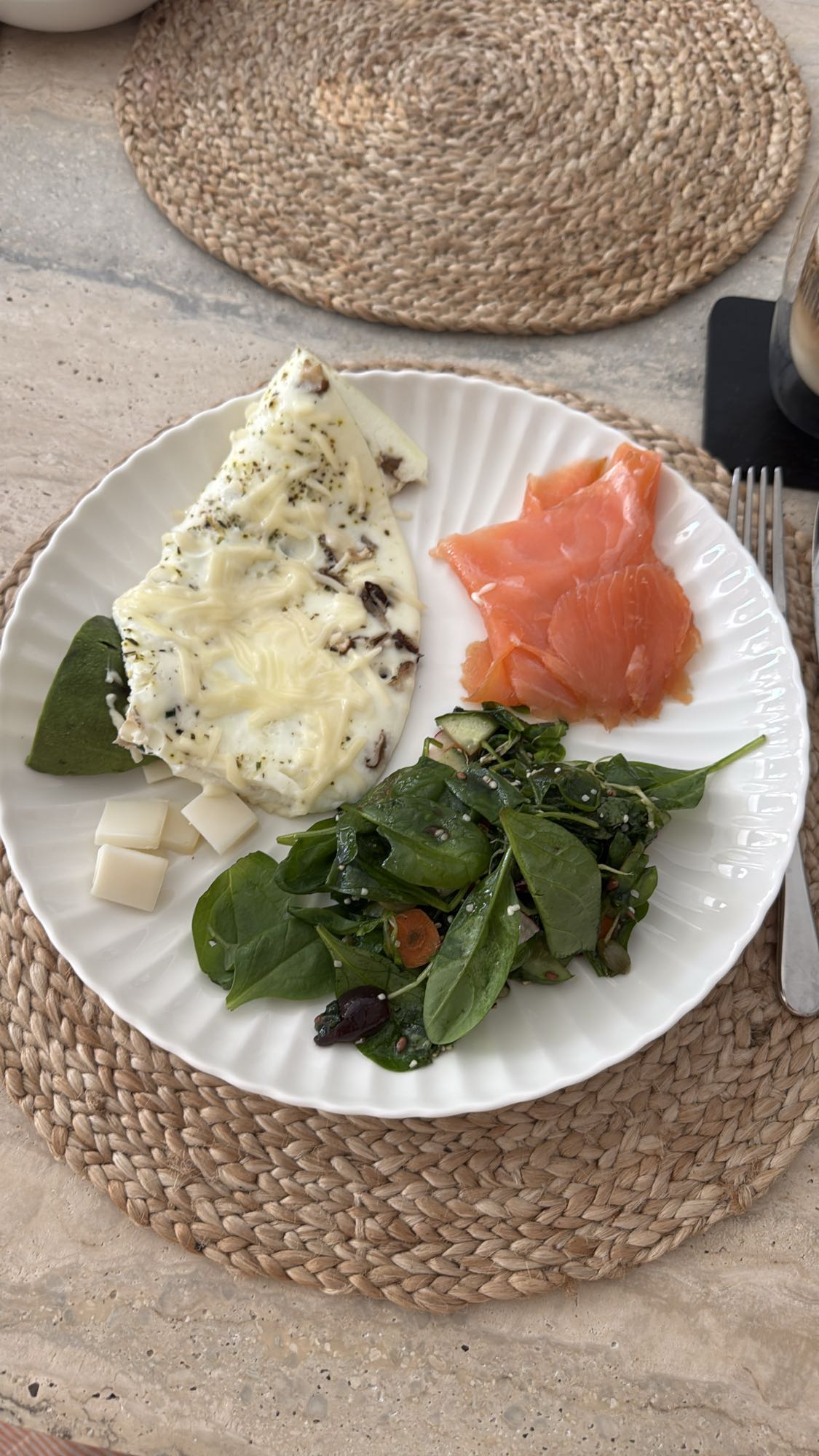 Белковый завтрак с лососем