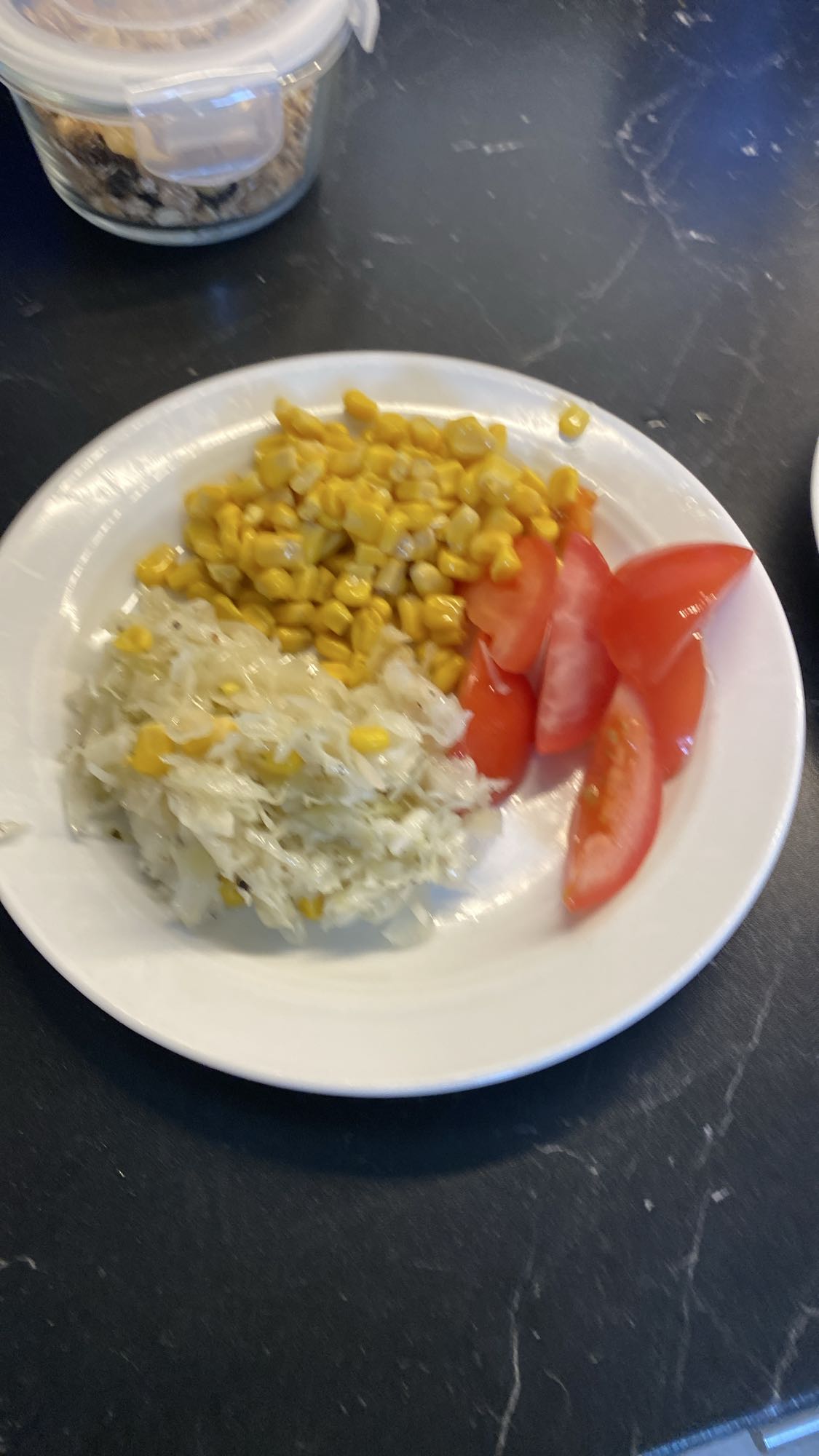 Majs, tomat och kålsallad