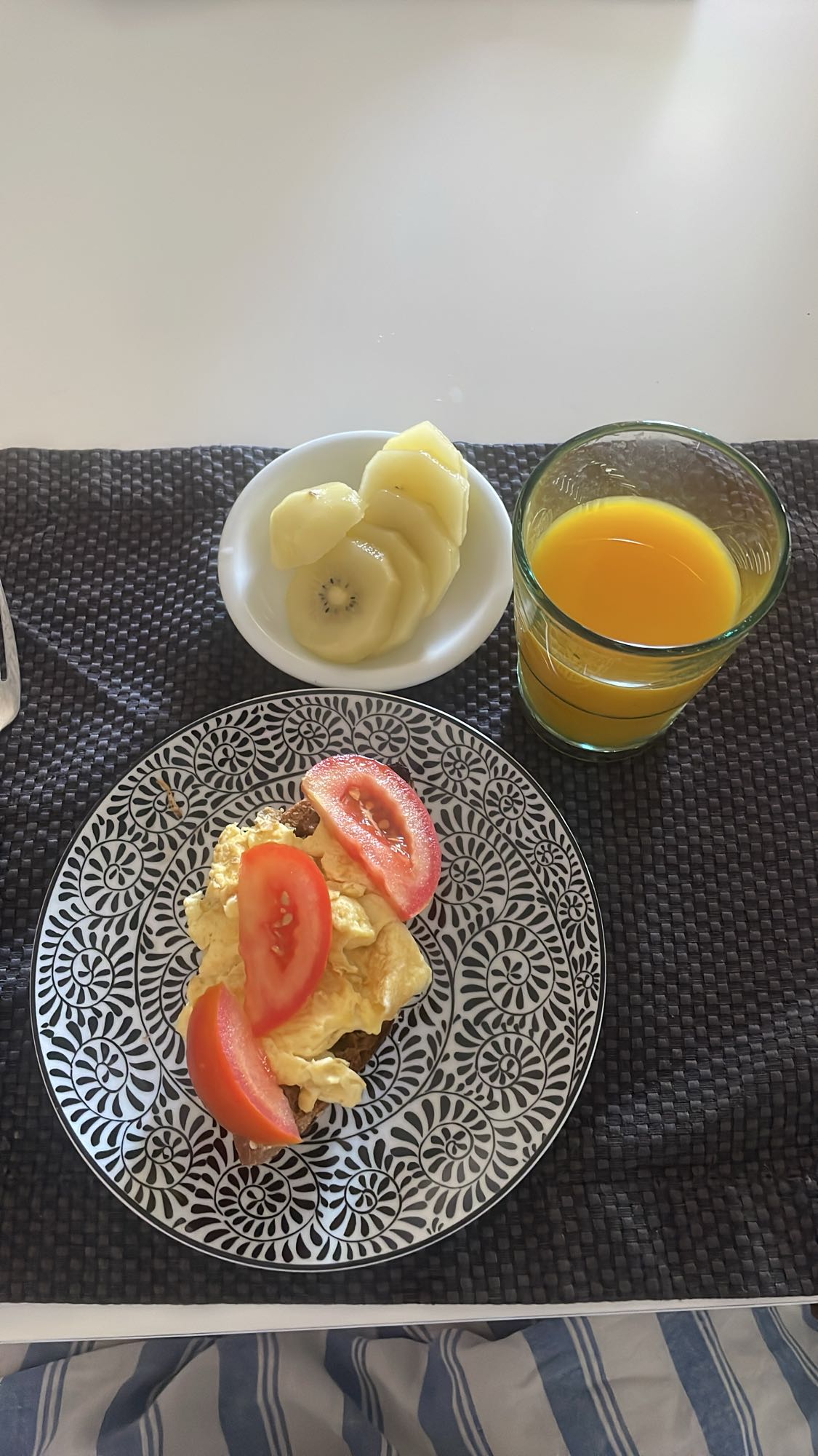 Desayuno con huevo y fruta