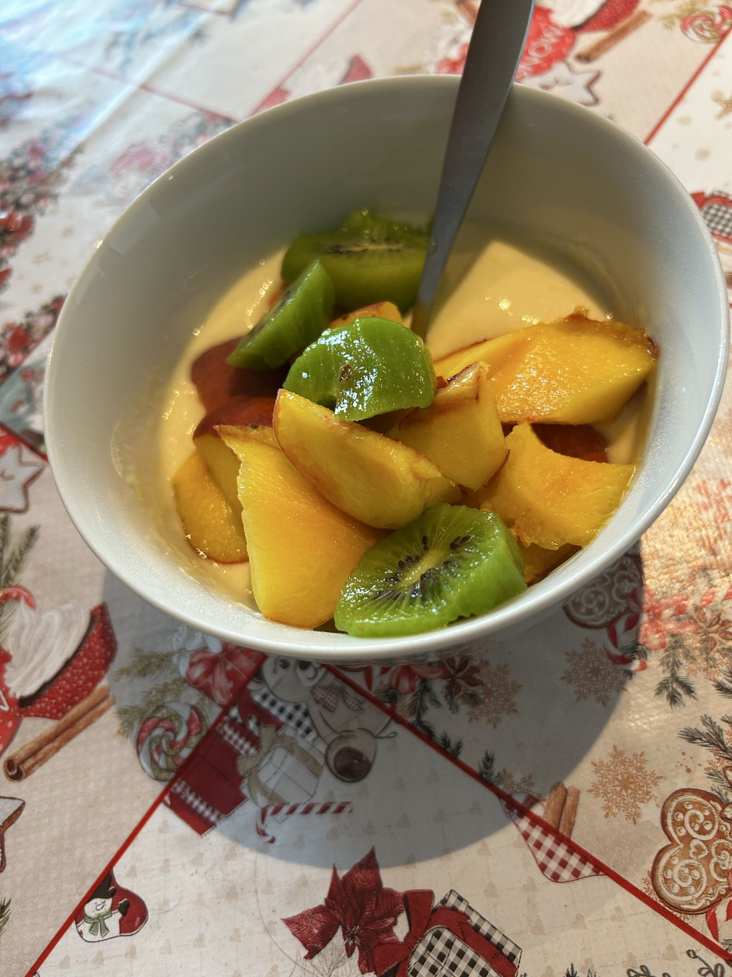 Iaurt cu piersici și kiwi