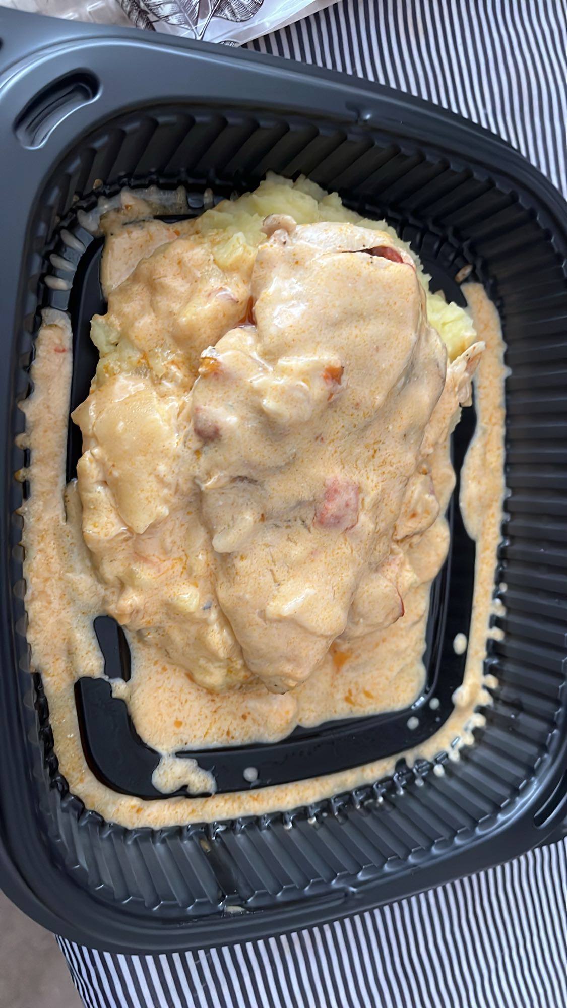 Пиле със сметанов сос