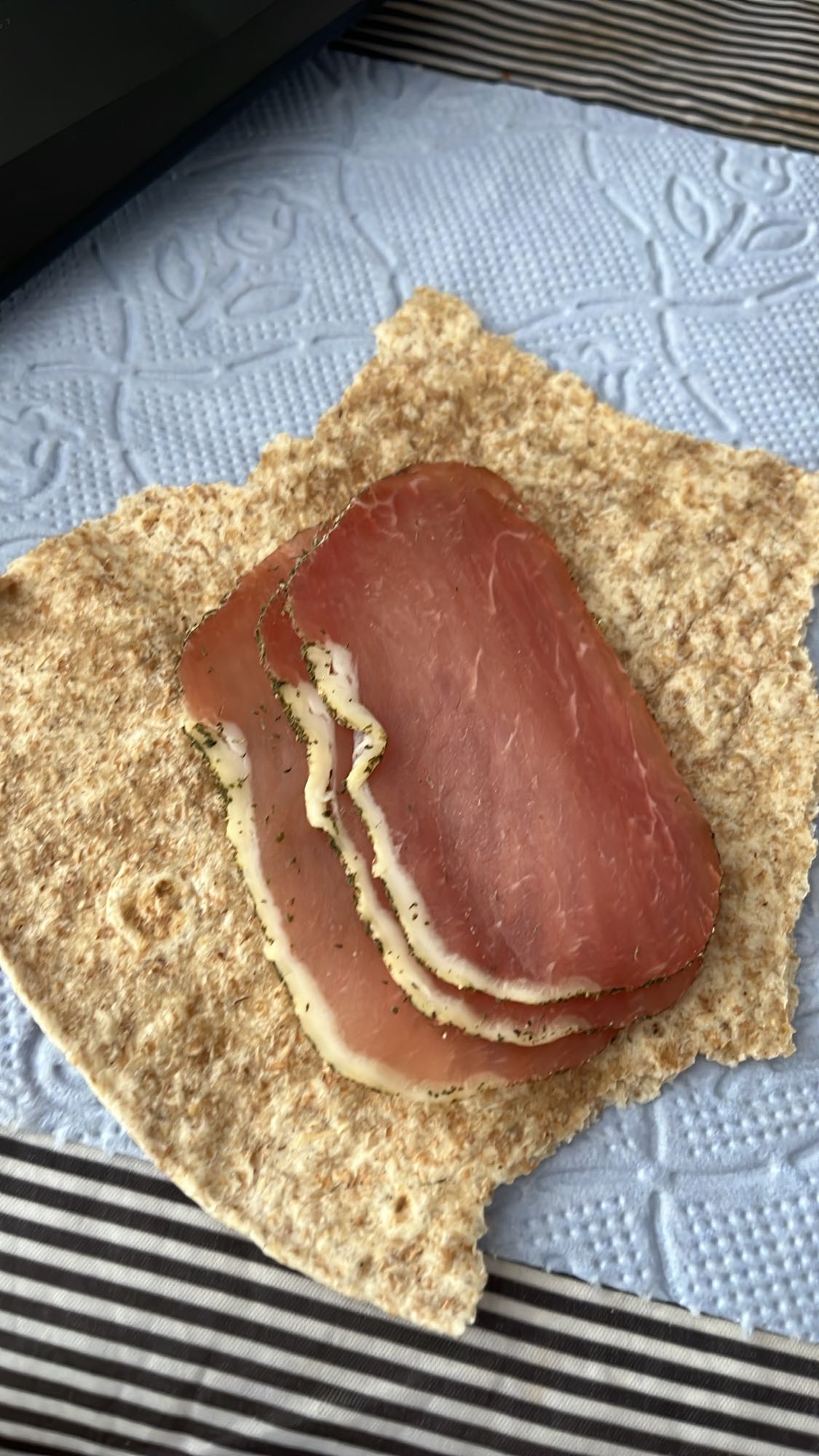 Пълнозърнеста питка с пастърма