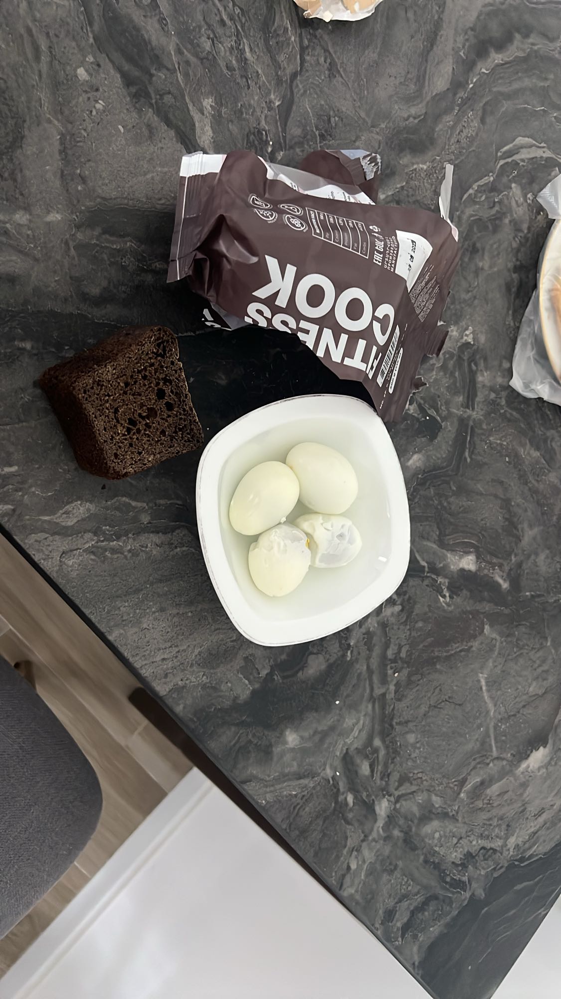 Եփած ձու և սև հաց