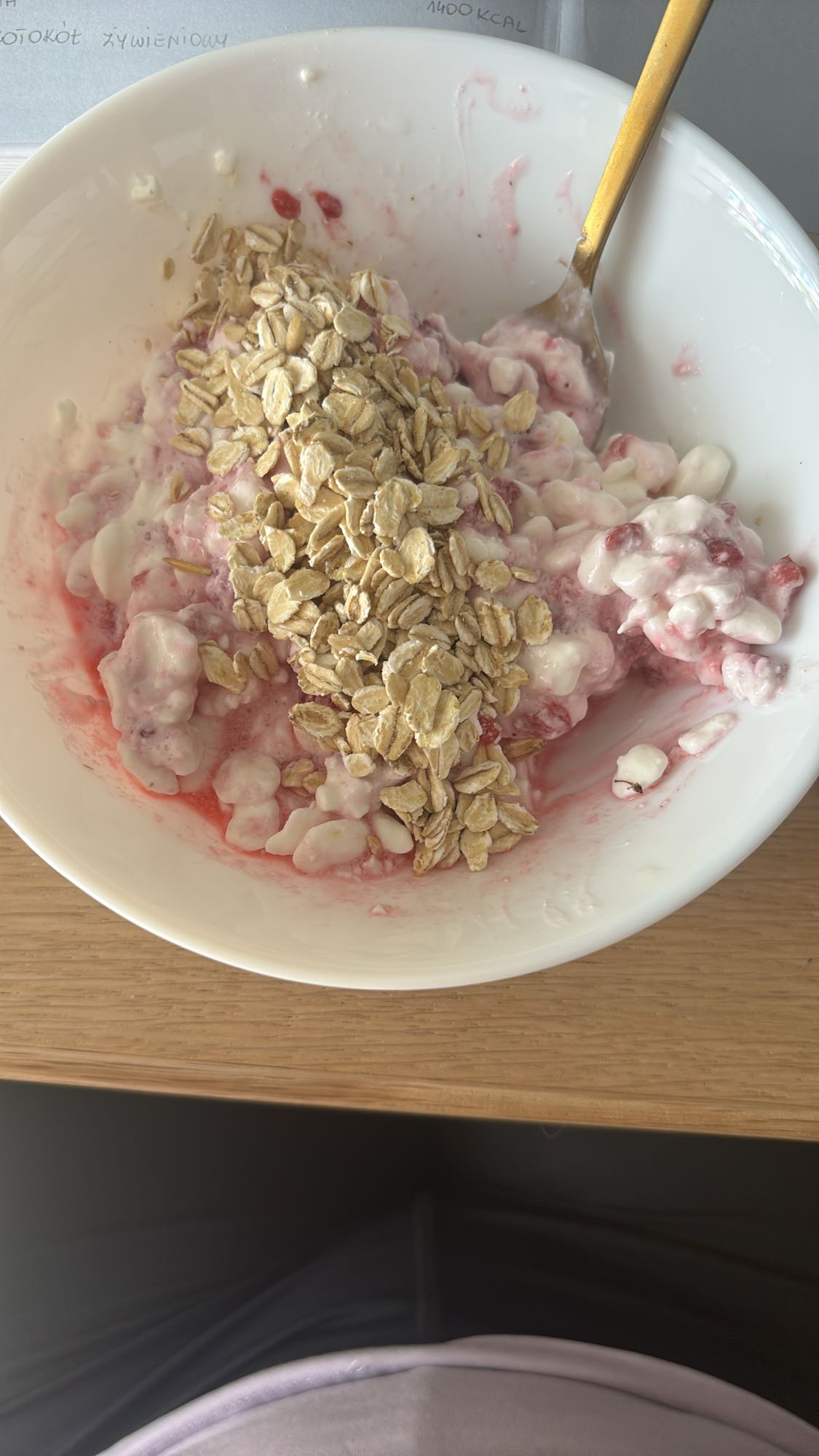 Twaróg z owocami i płatkami