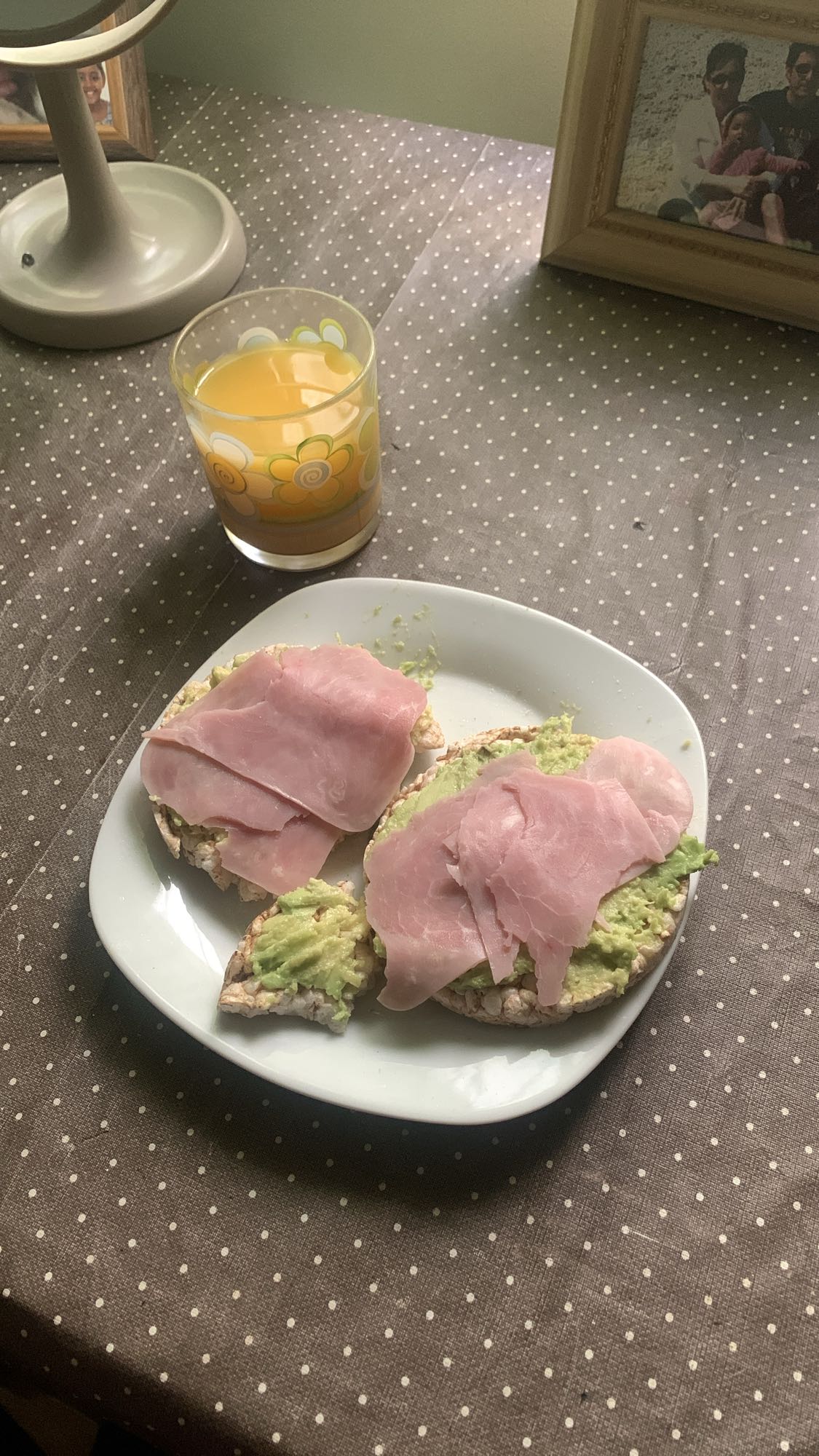 Tostadas con jamón y jugo