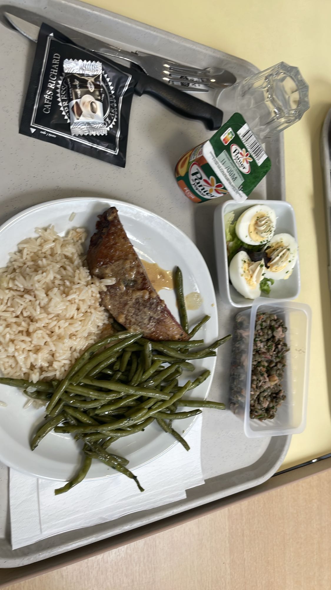 Déjeuner équilibré cantine avec canette de viande