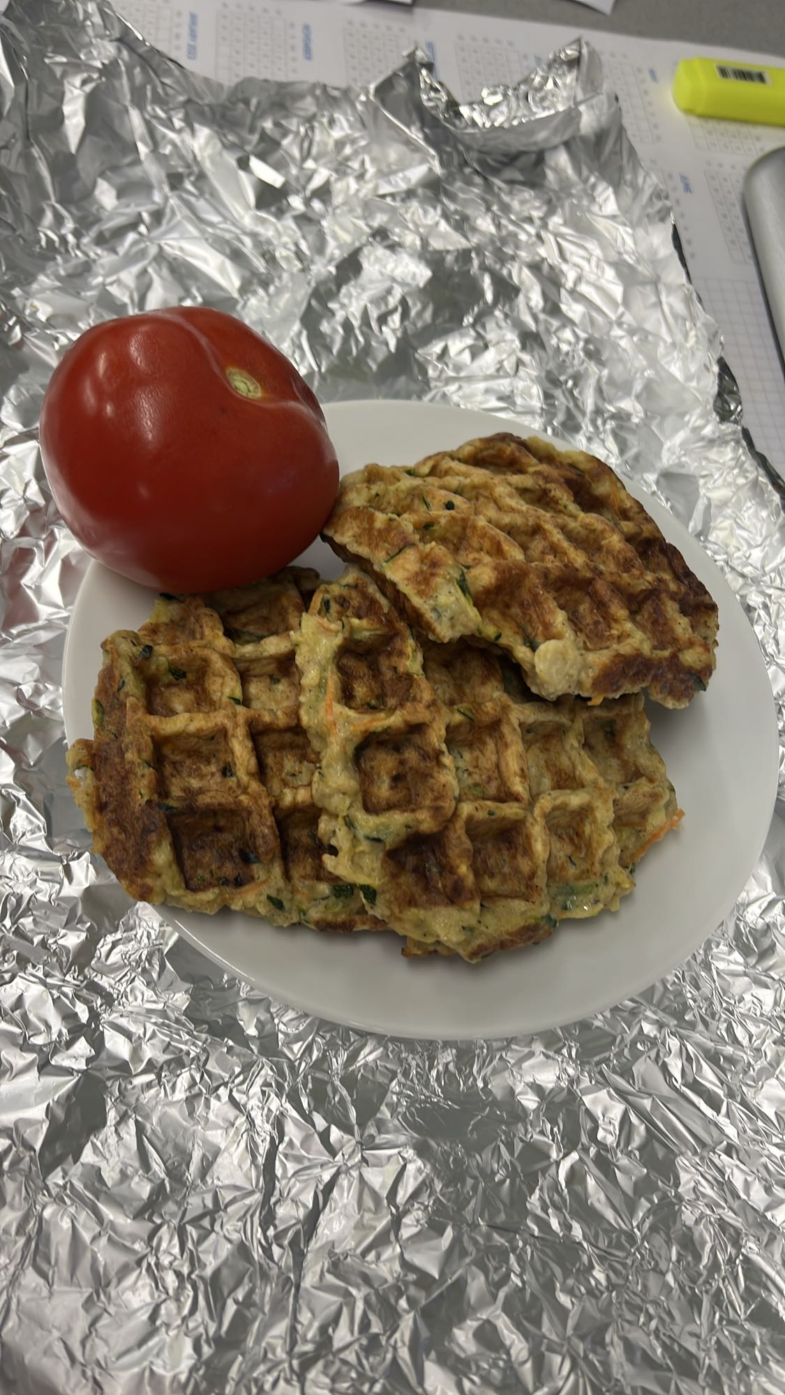 Groente wafels met tomaat