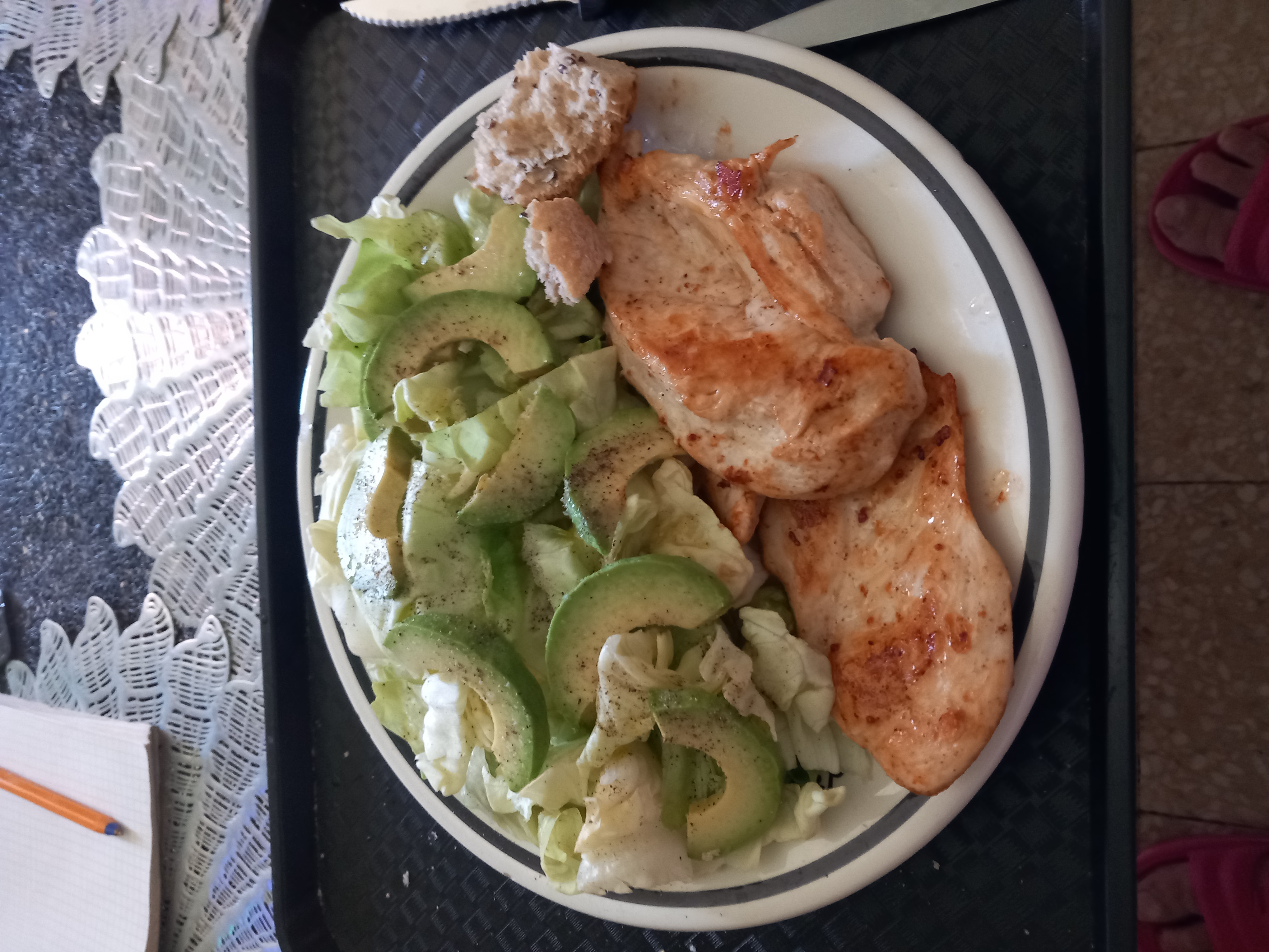 Poulet avocat salade