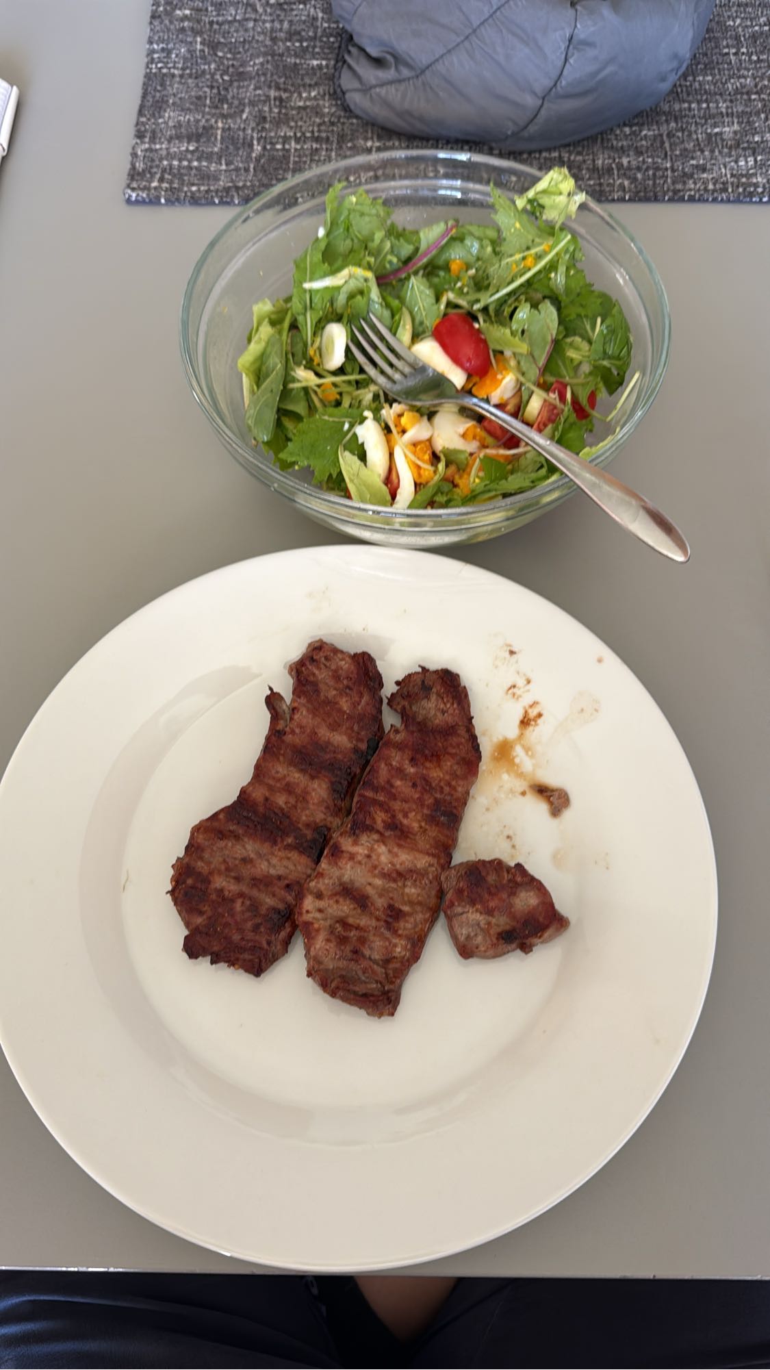 Salată cu carne la grătar