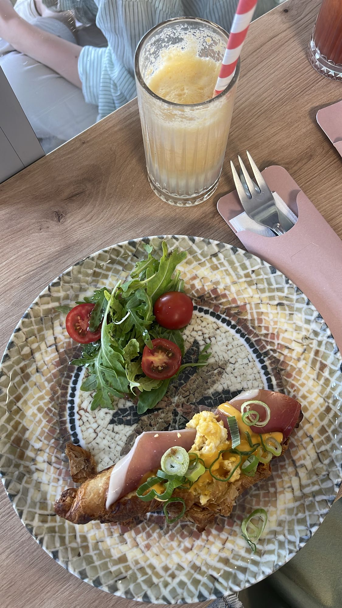 Круассан с ветчиной и салатом