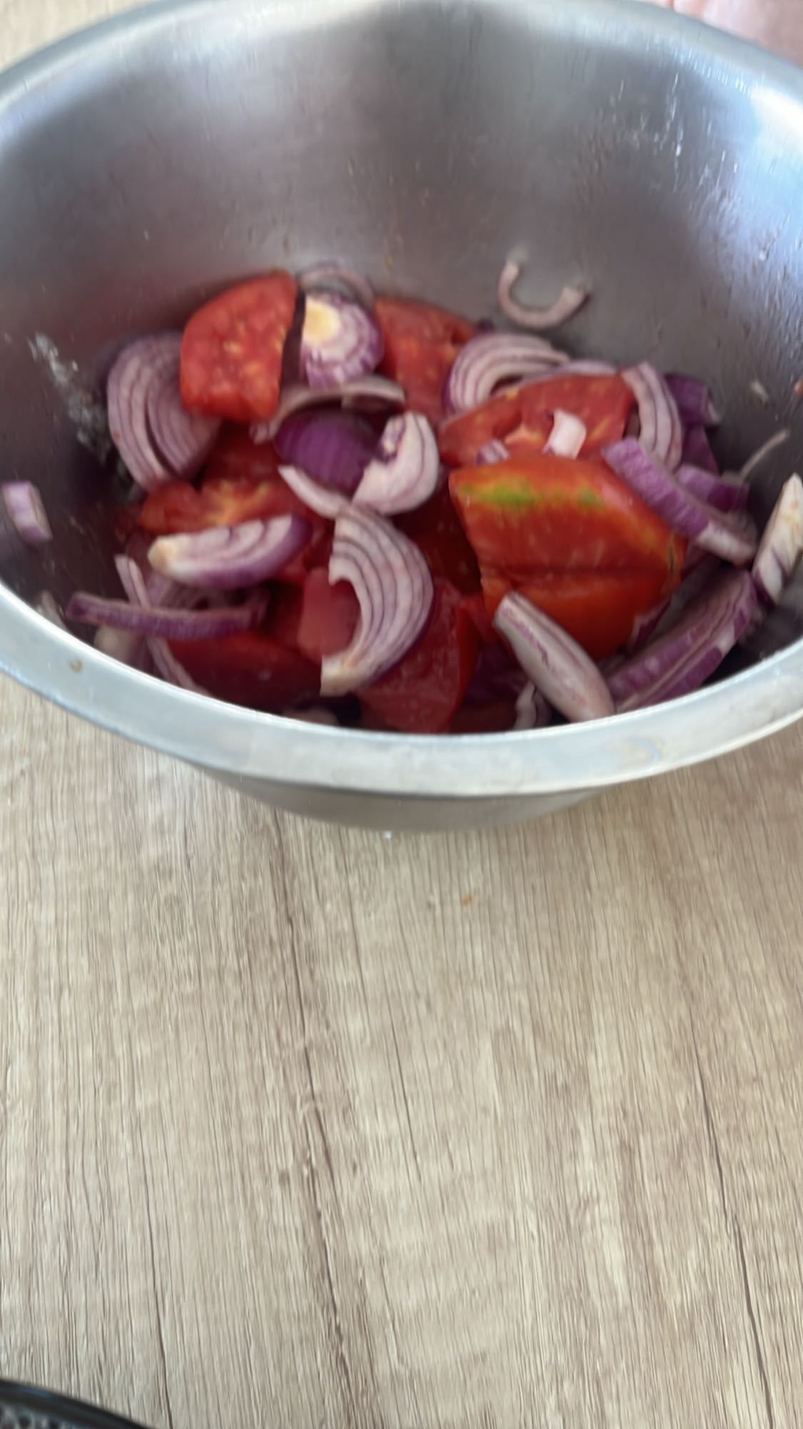 Salată roșii și ceapă