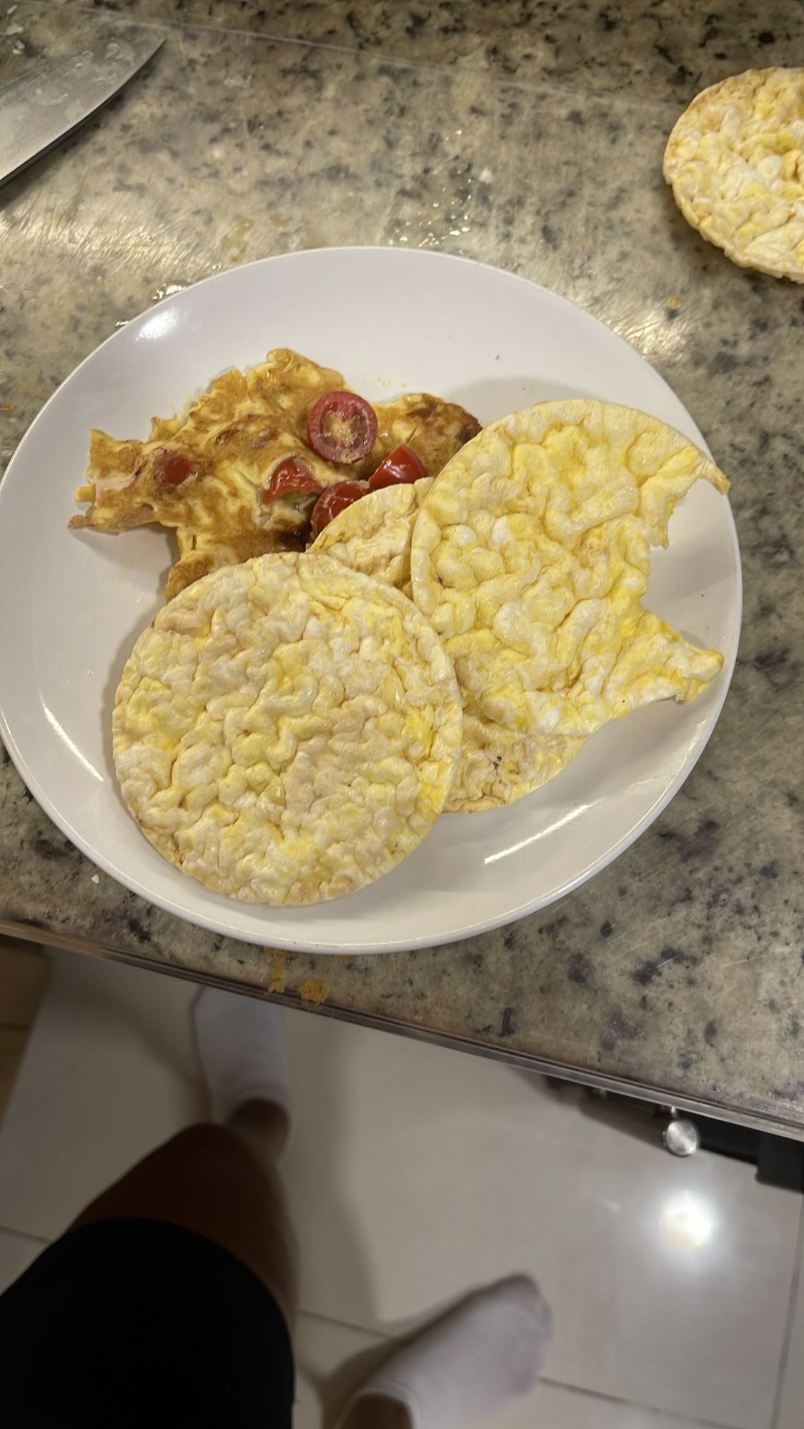 Tortitas de arroz y omelette