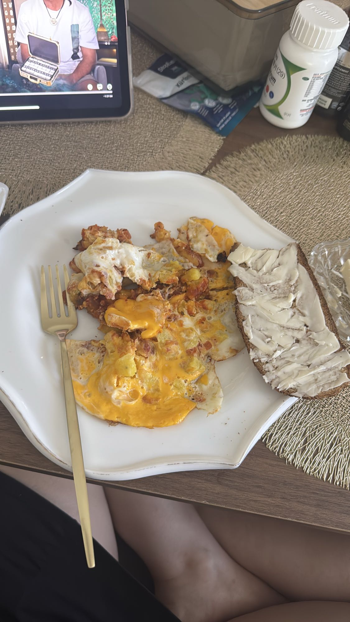 яичница с цельнозерновым хлебом и томатным пюре