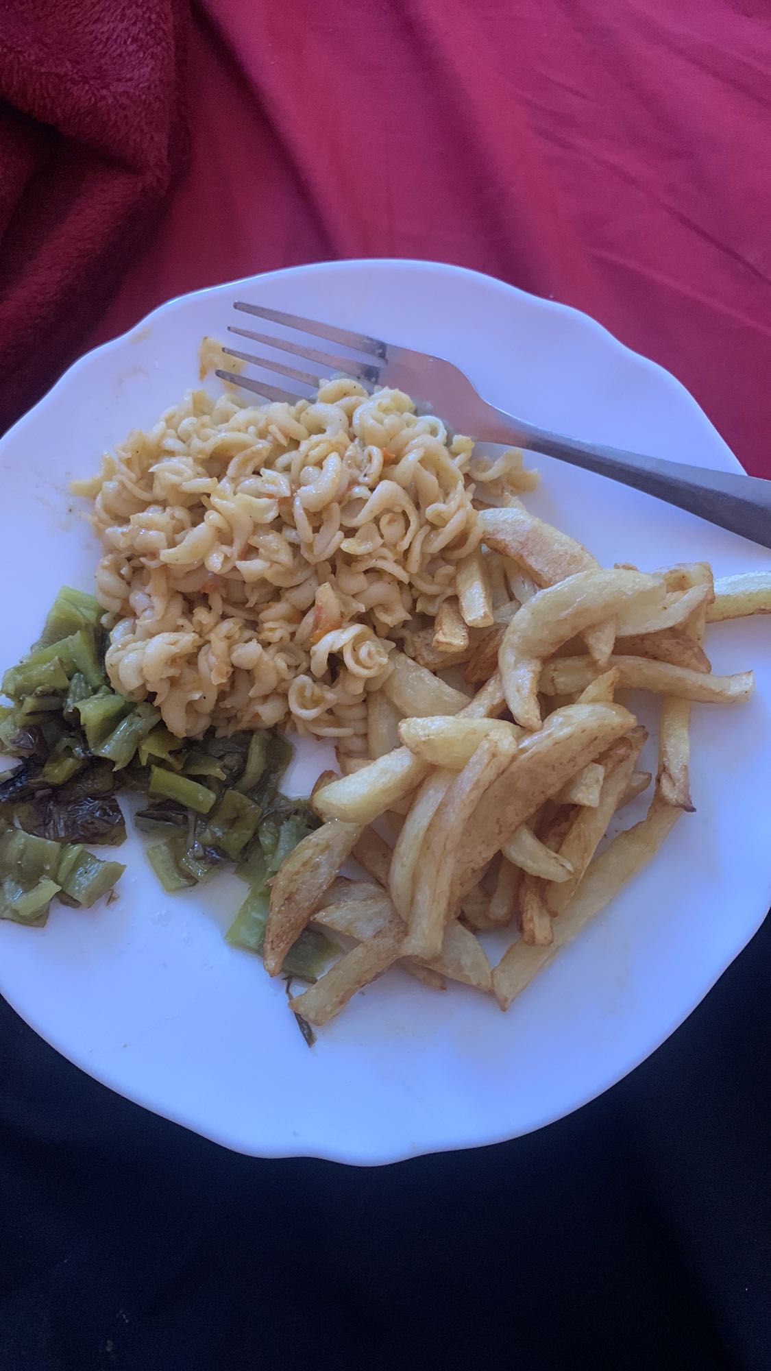 Pâtes, frites et poivrons