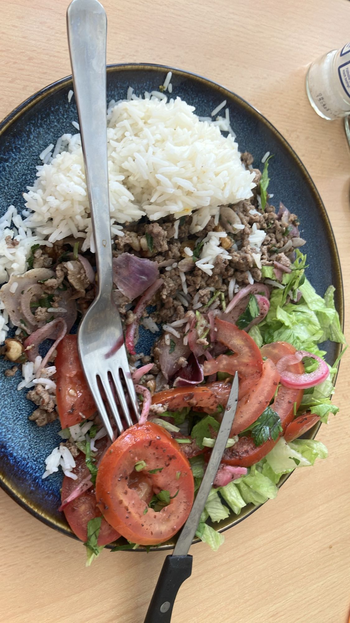 Arroz com carne, tahine, nozes e salada